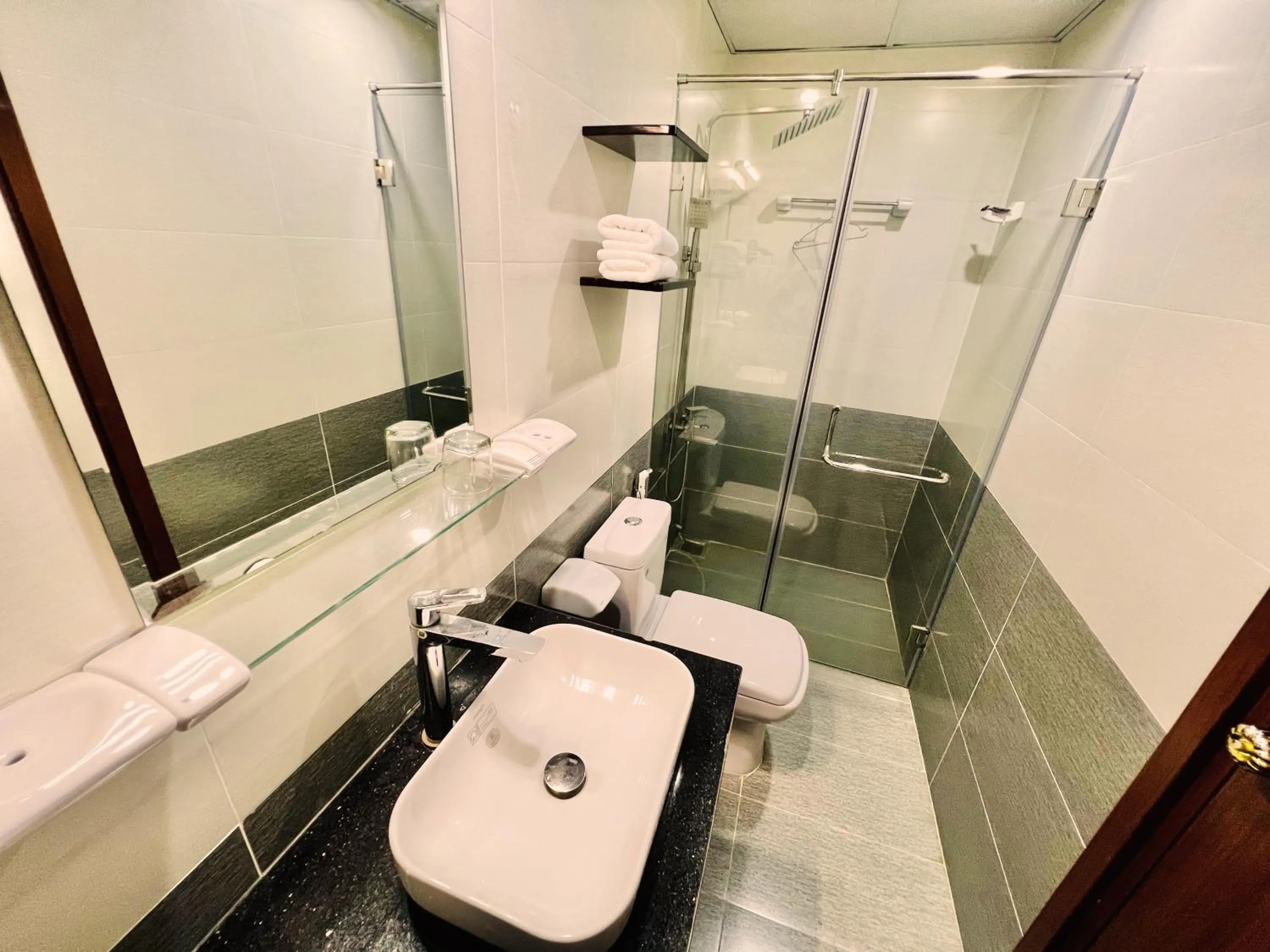 Shower in Dương Đông Hotel