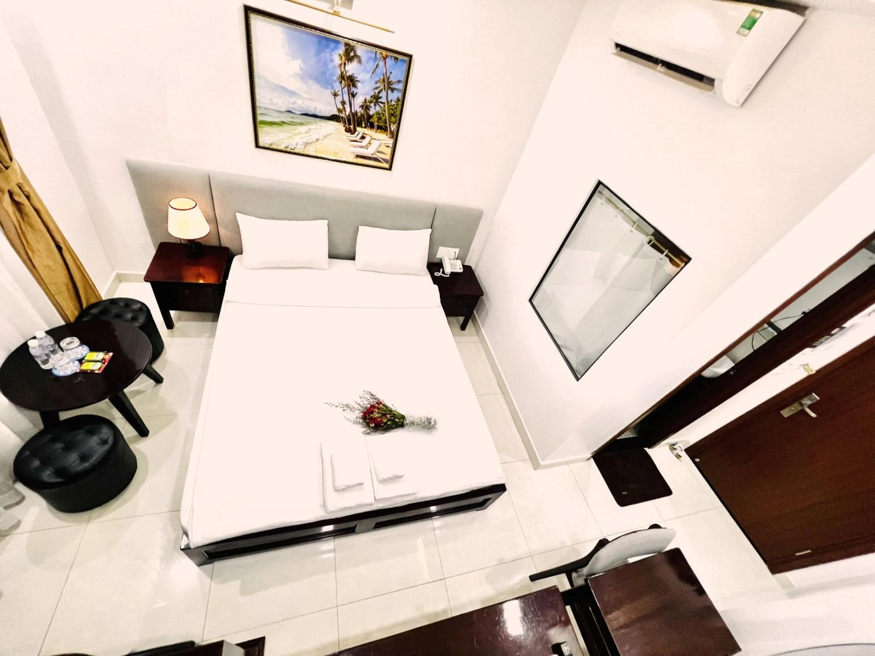 Bedroom, Bed in Dương Đông Hotel