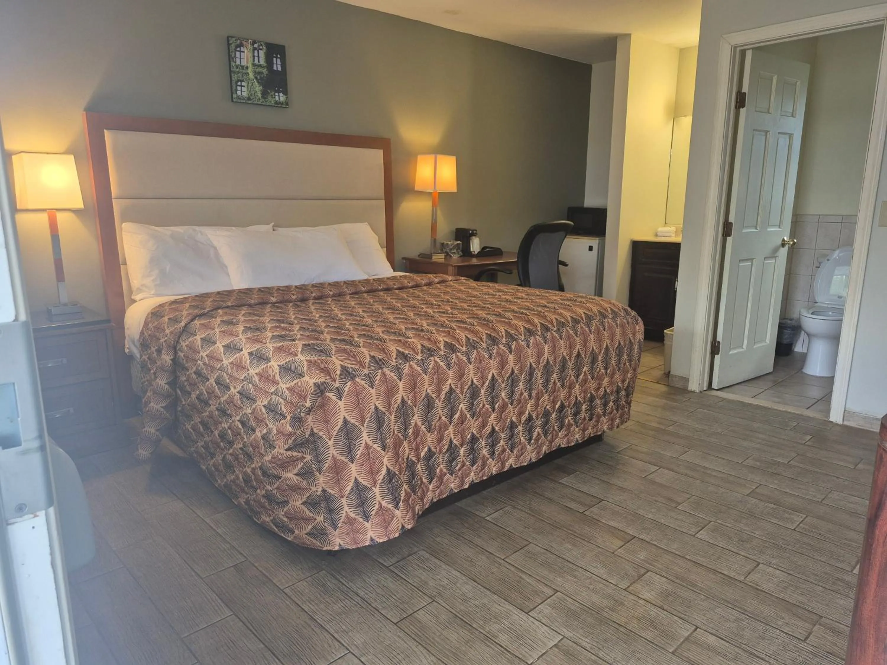 Photo of the whole room, Bed in Maple leaf motel