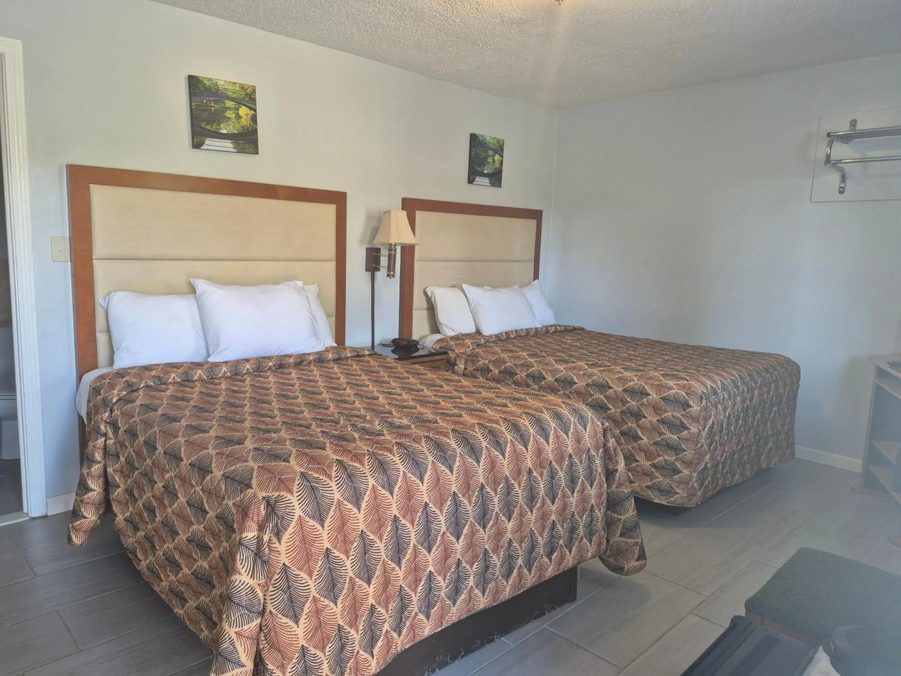 Photo of the whole room, Bed in Maple leaf motel