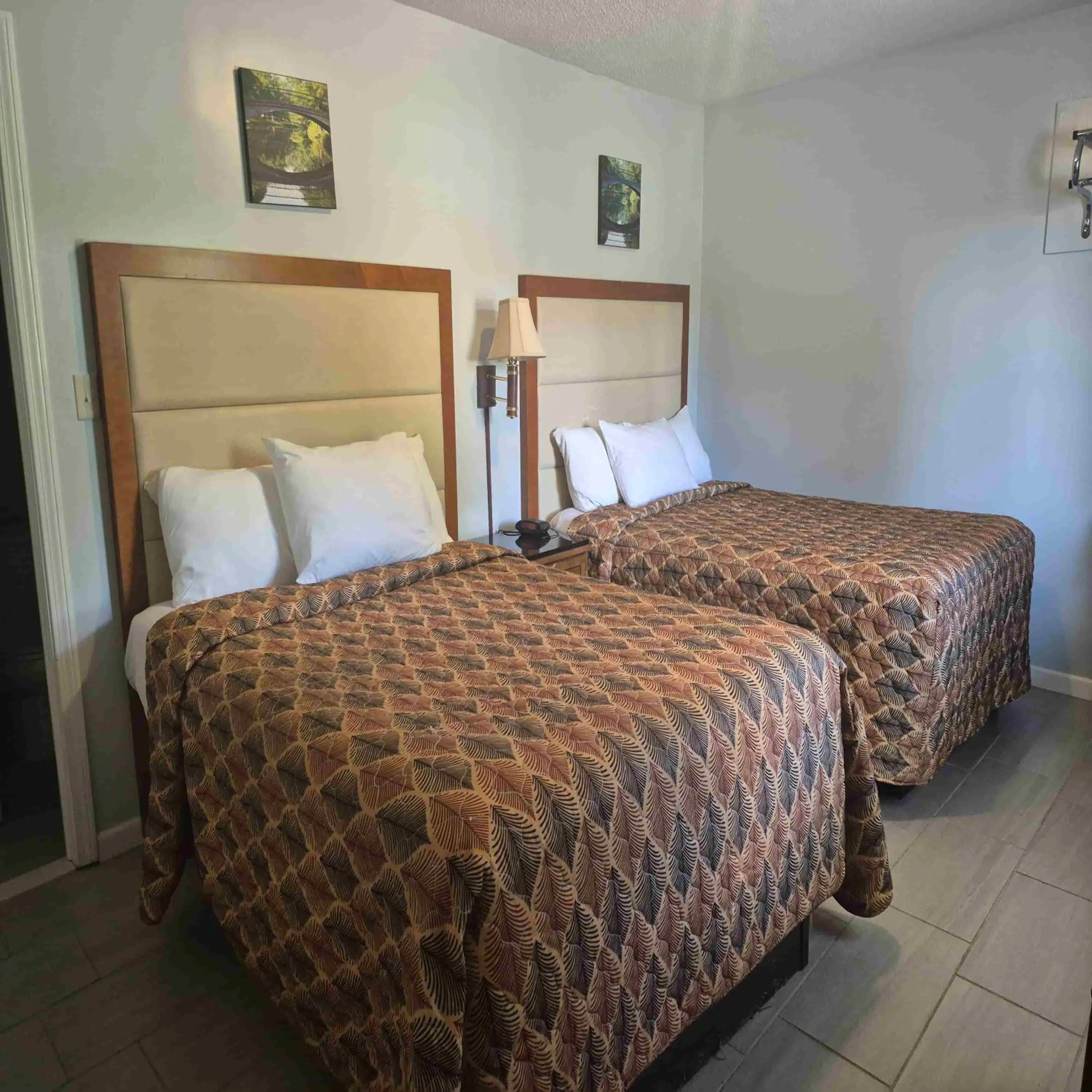 Bed in Maple leaf motel