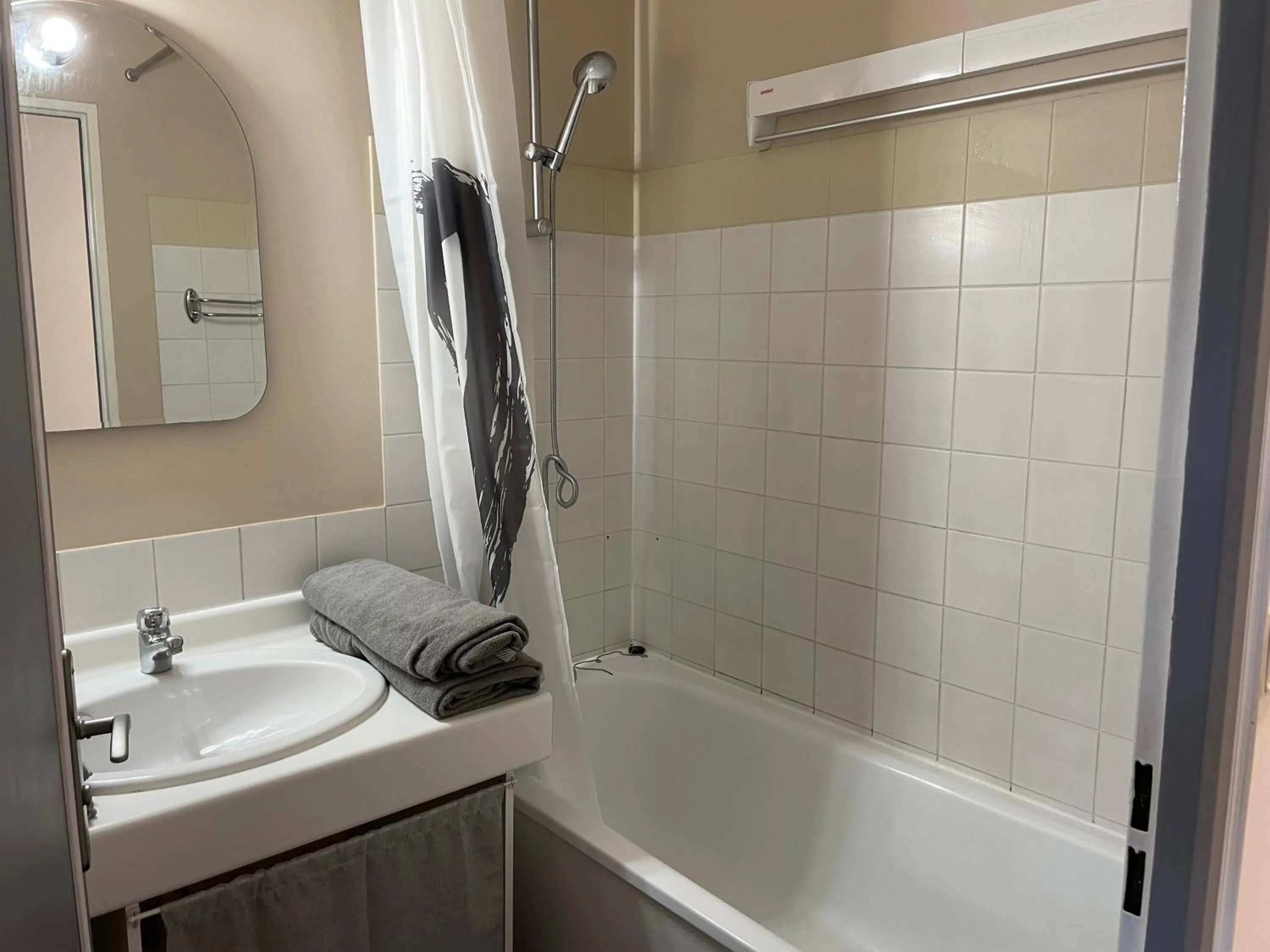 Bathroom in Studio cosy à 10 minutes de Disneyland Paris