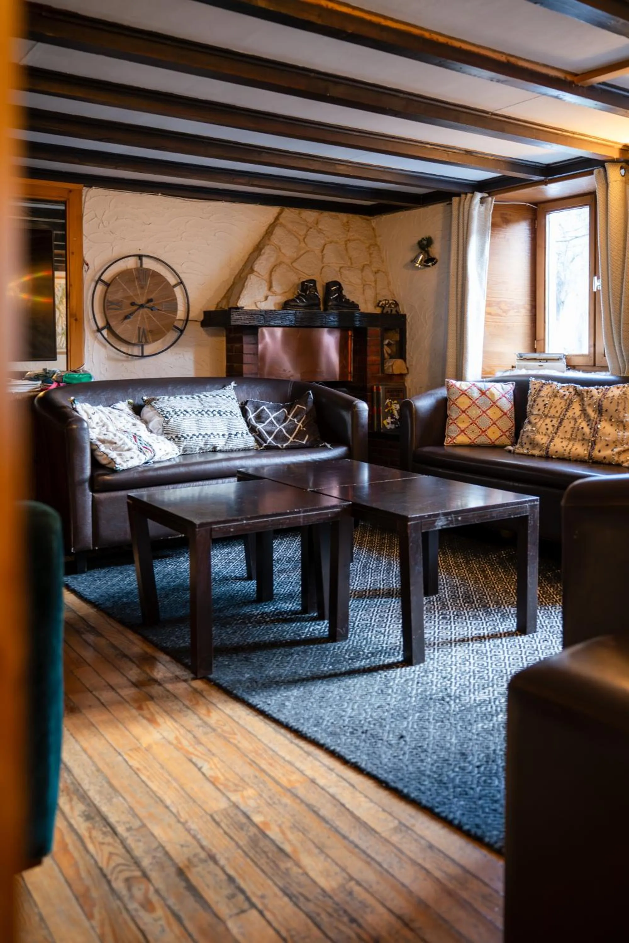 Communal lounge/ TV room, Bed in La Petite Auberge