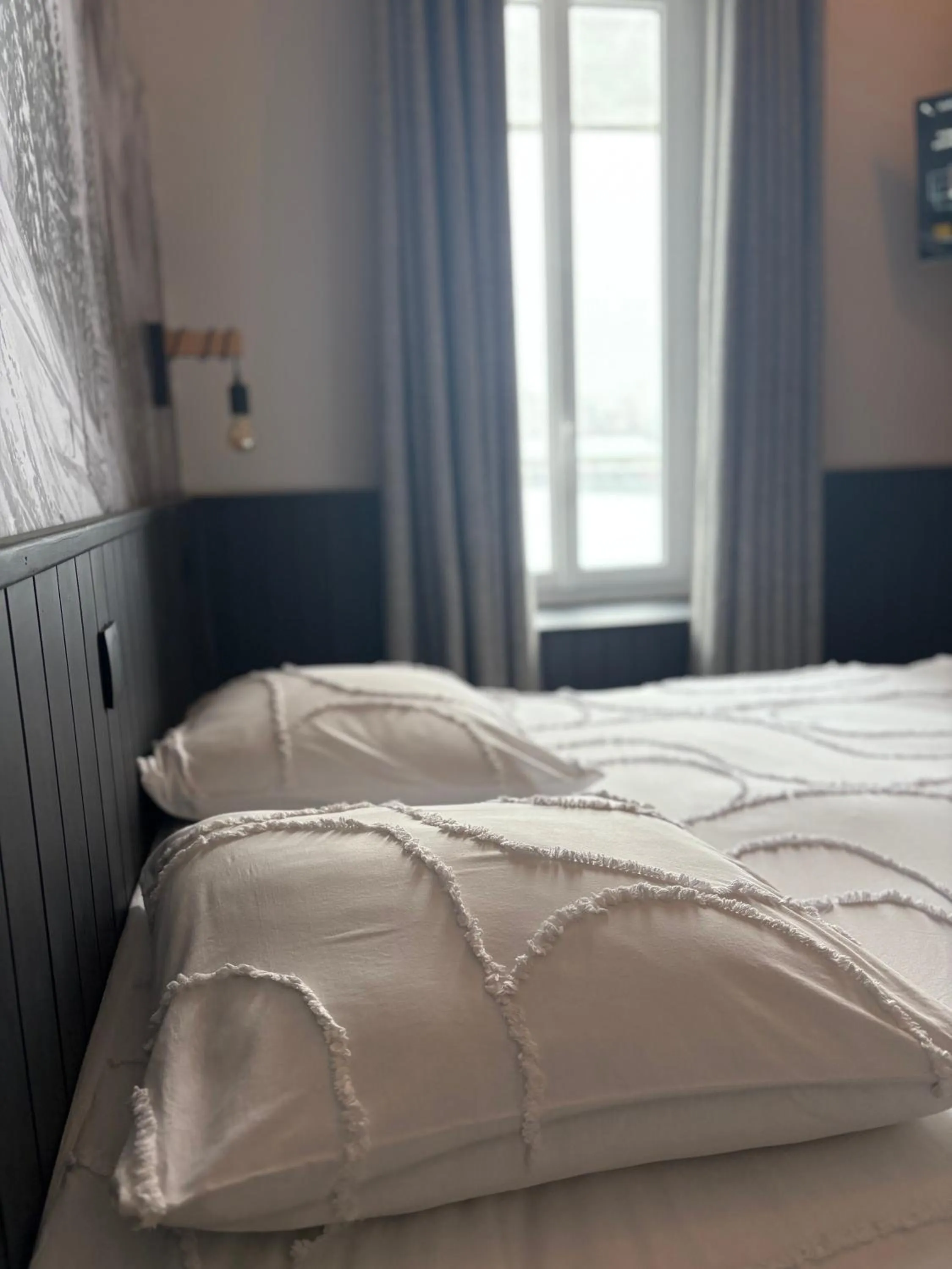 Property building, Bed in Hôtel Restaurant "La Petite Auberge"