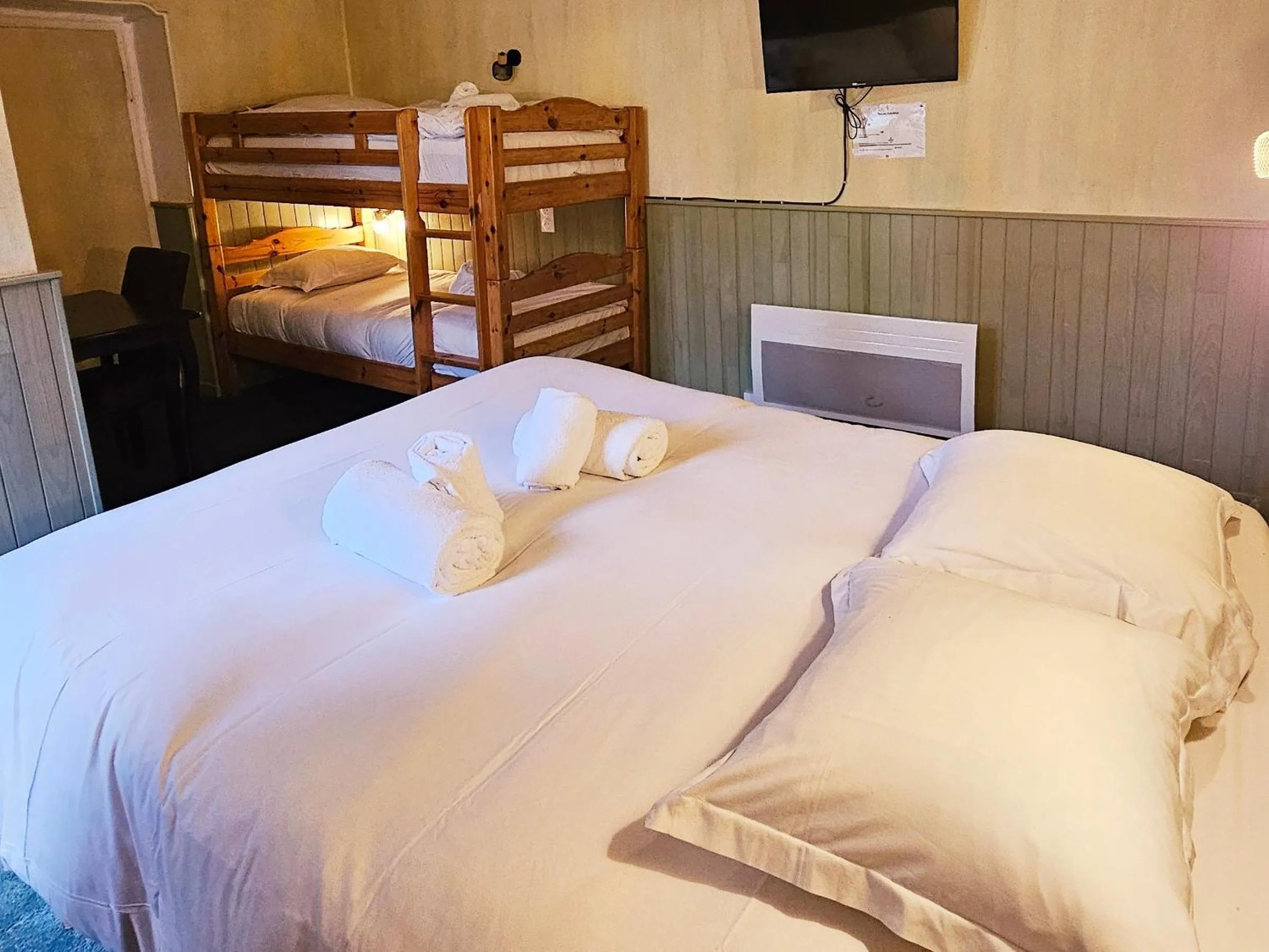 TV and multimedia, Bed in Hôtel Restaurant "La Petite Auberge"