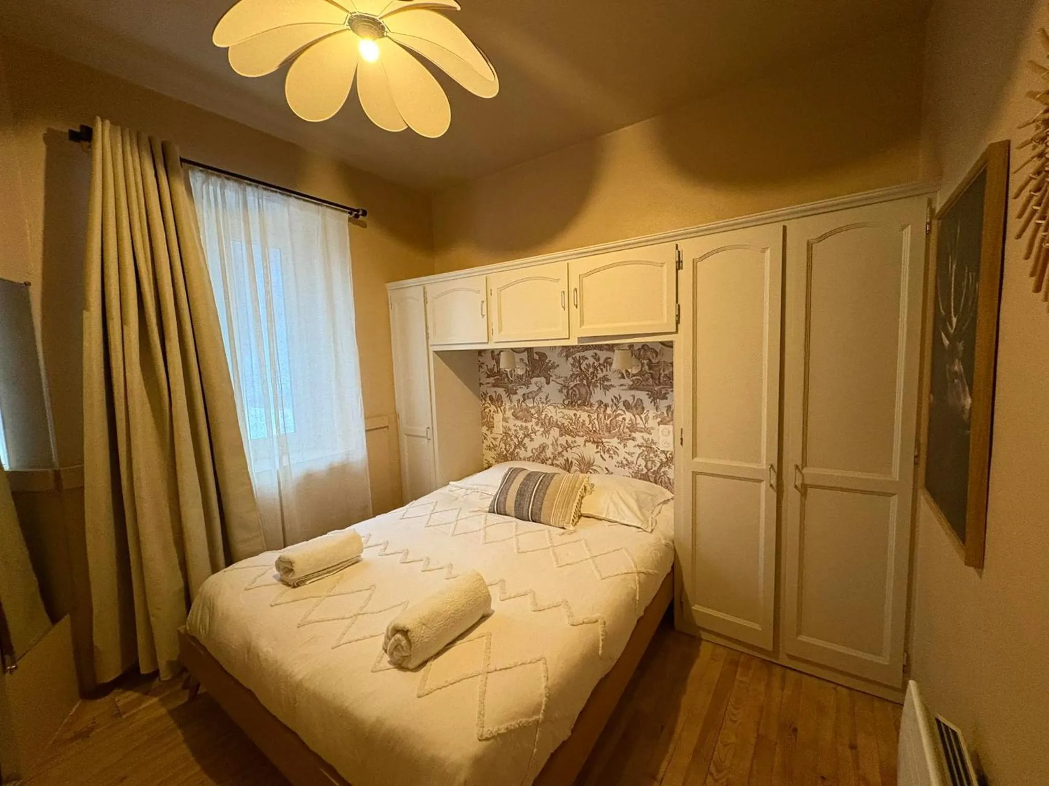 Property building, Bed in Hôtel Restaurant "La Petite Auberge"