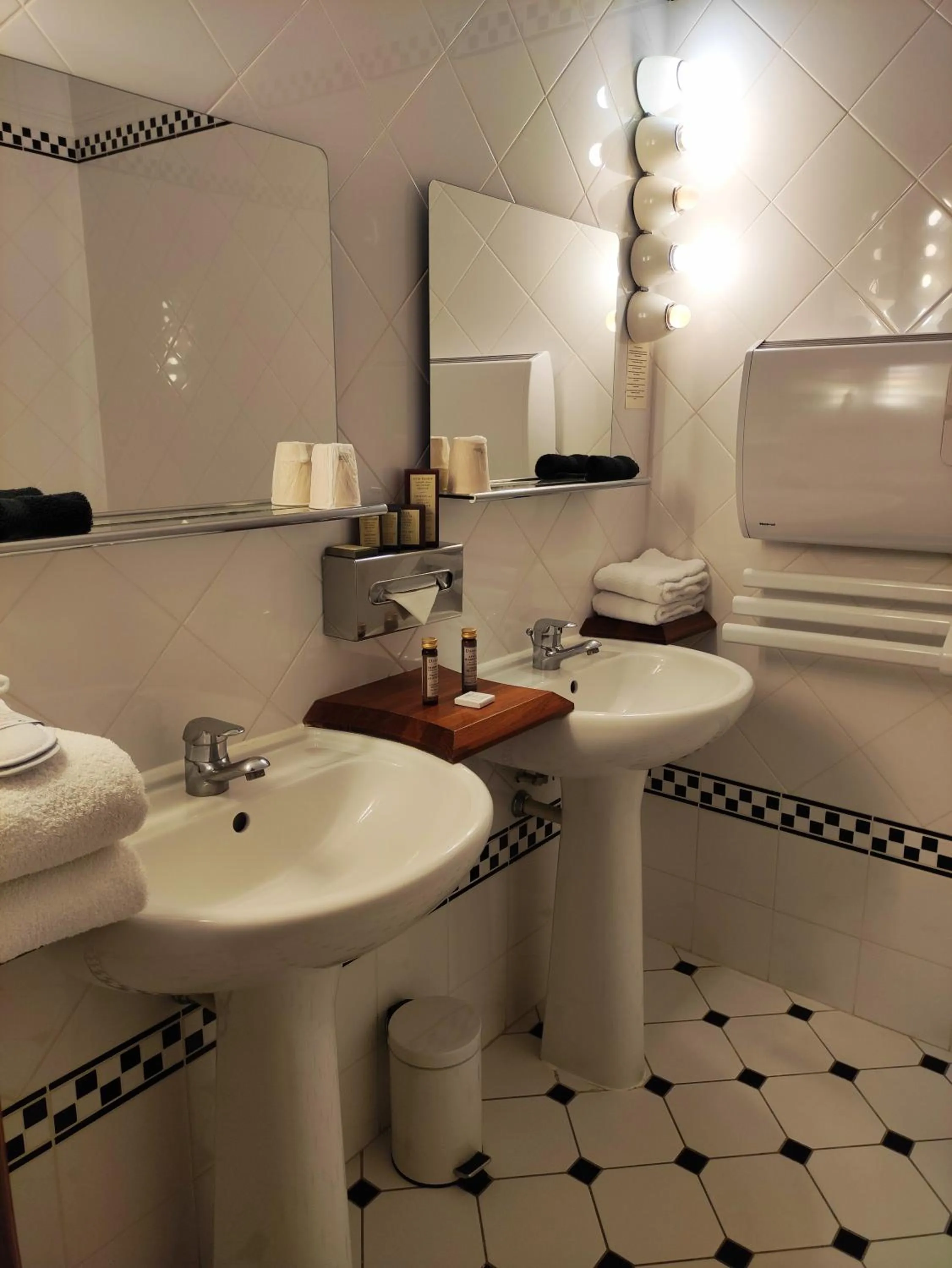 Bathroom in Château De La Caze Piscine & Spa - Ste Enimie