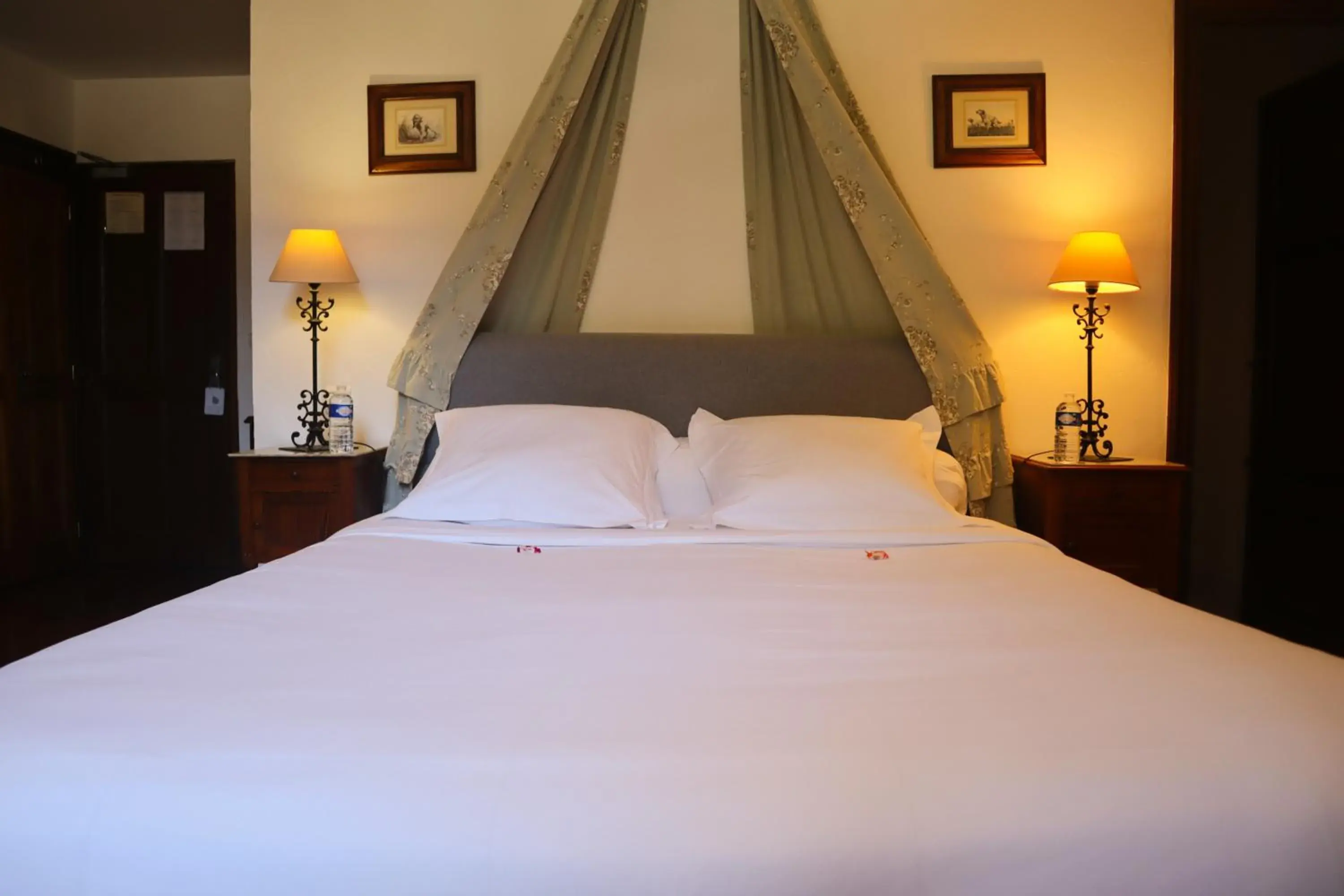 Superior Twin Room in Château De La Caze Piscine & Spa - Ste Enimie Superior Twin Room in Château De La Caze Piscine & Spa - Ste Enimie