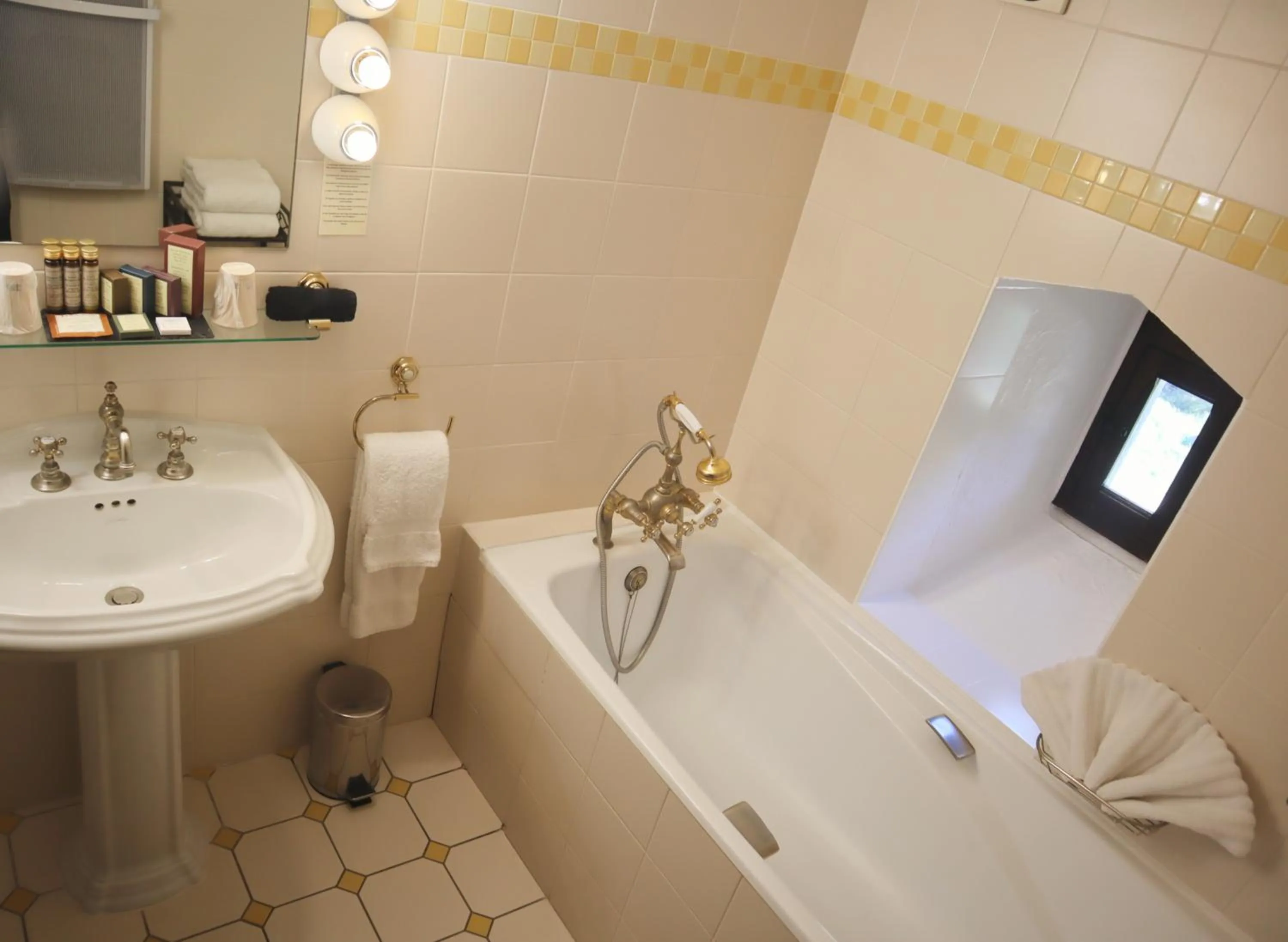 Bathroom in Château De La Caze Piscine & Spa - Ste Enimie