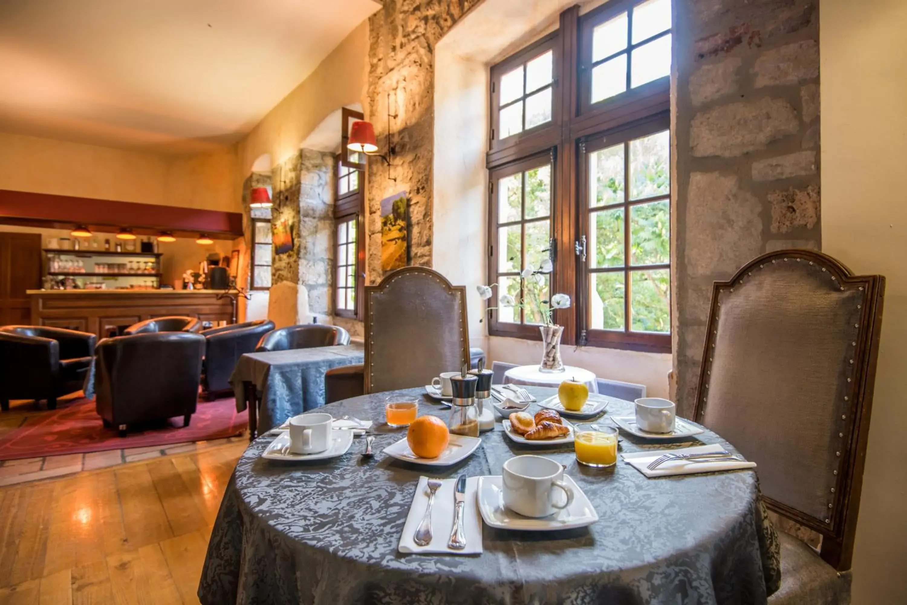 Food and drinks in Château De La Caze Piscine & Spa - Ste Enimie Food and drinks in Château De La Caze Piscine & Spa - Ste Enimie