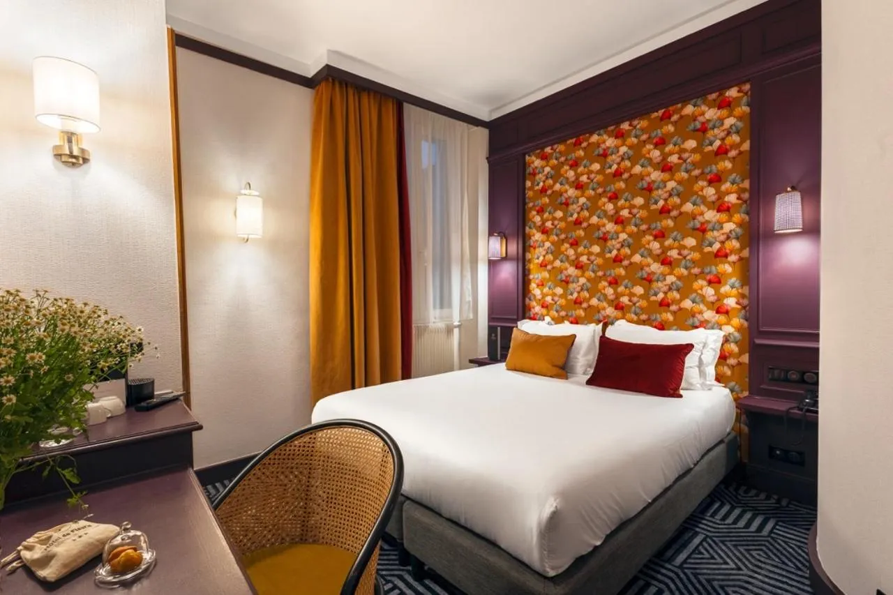 Bed in Hotel de Fleurie - Saint-Germain-des-Pres