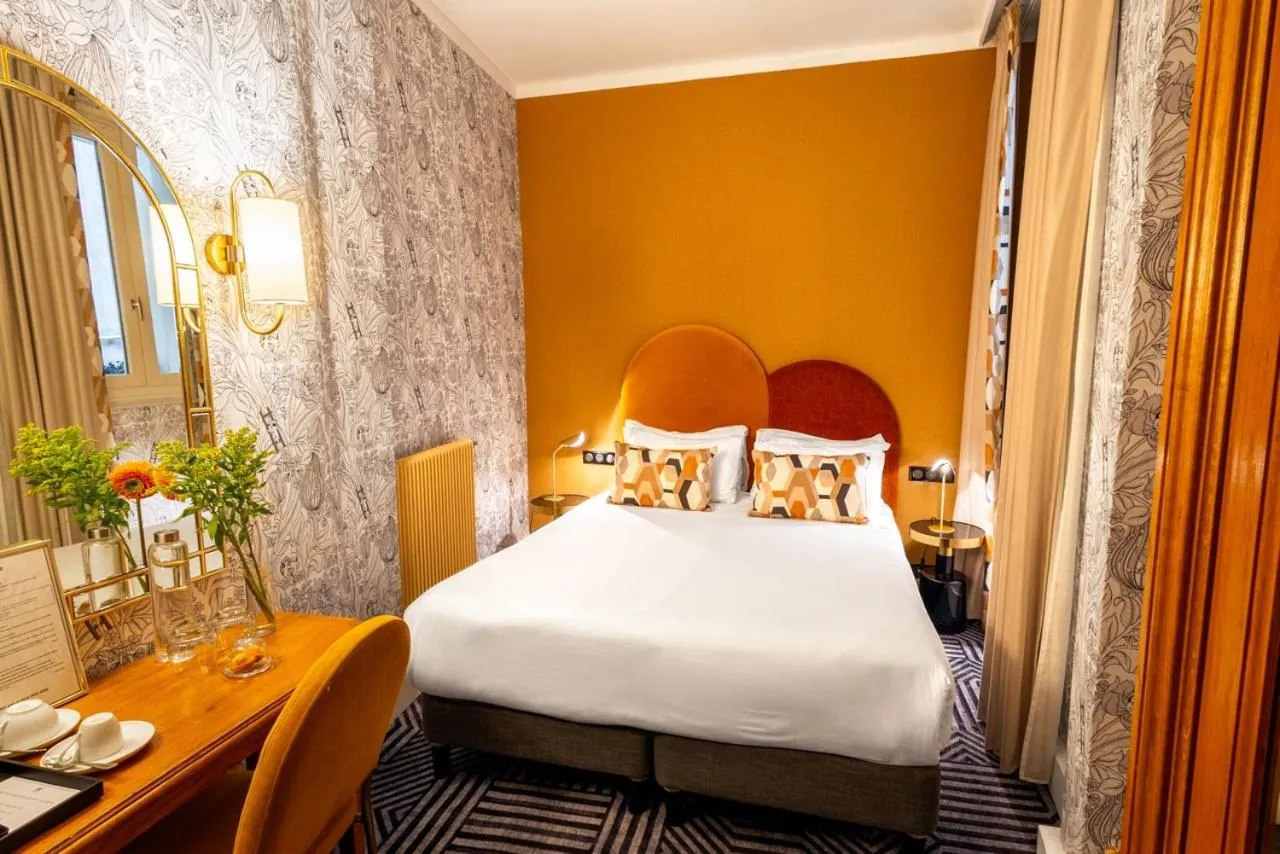 Bed in Hotel de Fleurie - Saint-Germain-des-Pres