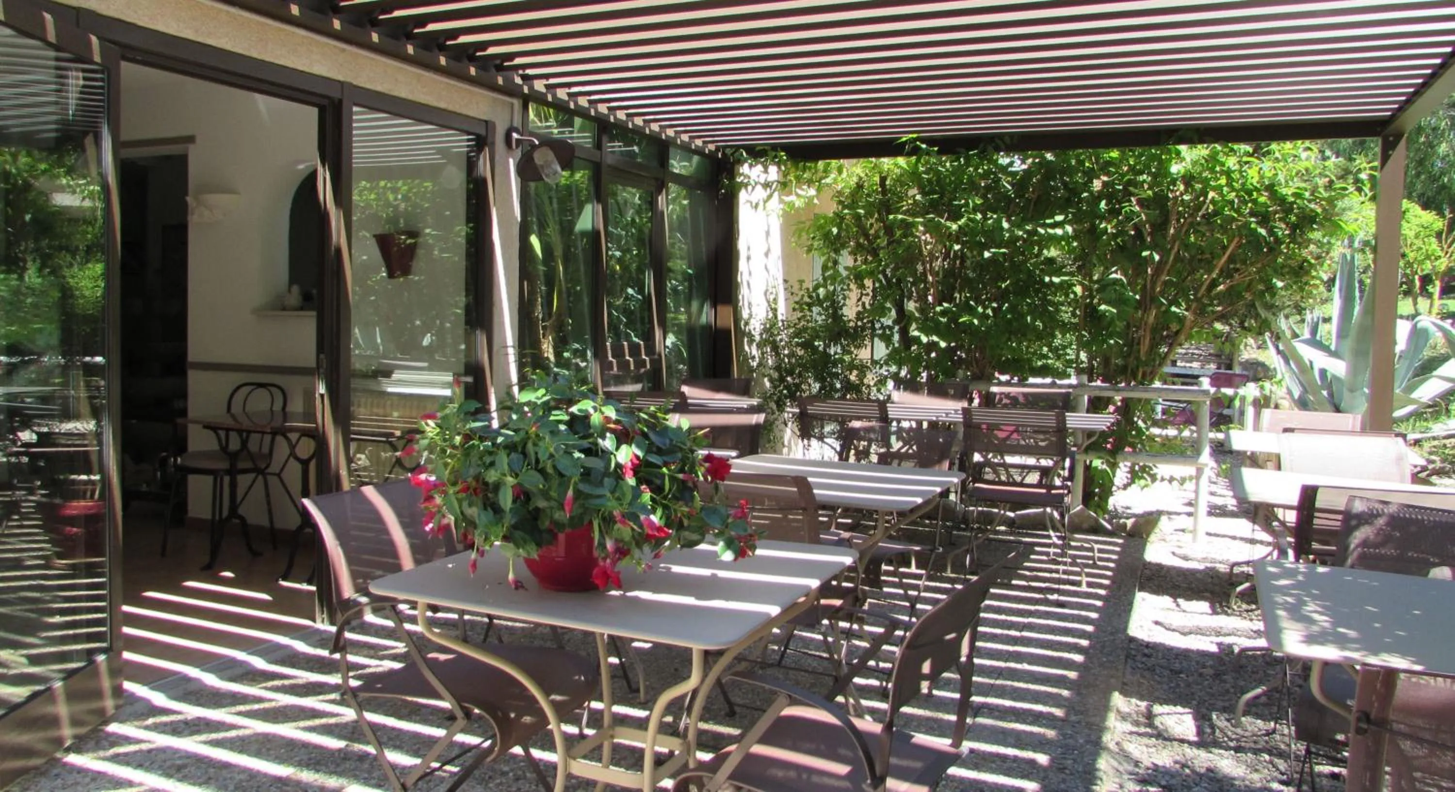 Patio in Hôtel l'Amandière