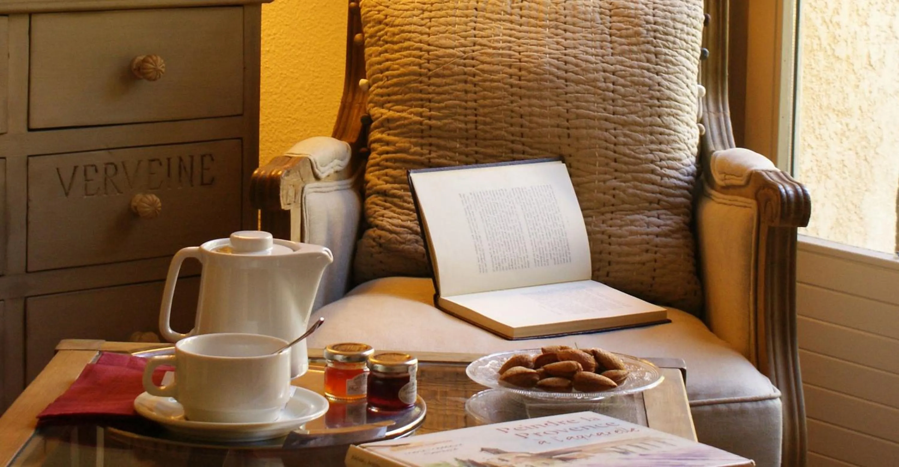 Seating area in Hôtel l'Amandière