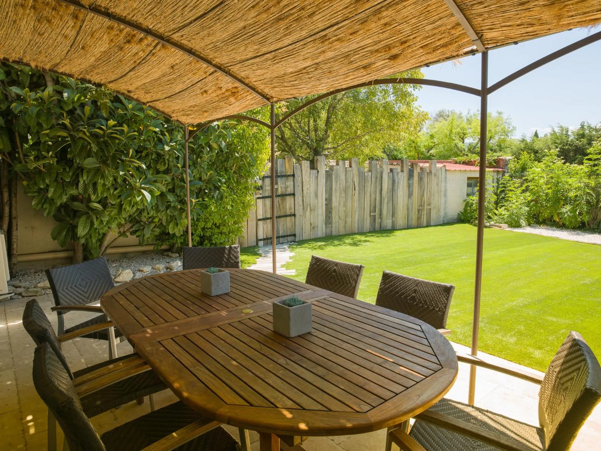Patio in Hôtel l'Amandière
