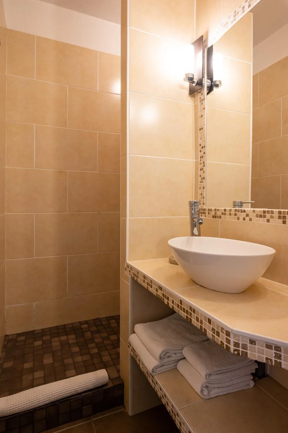 Shower in Hôtel l'Amandière