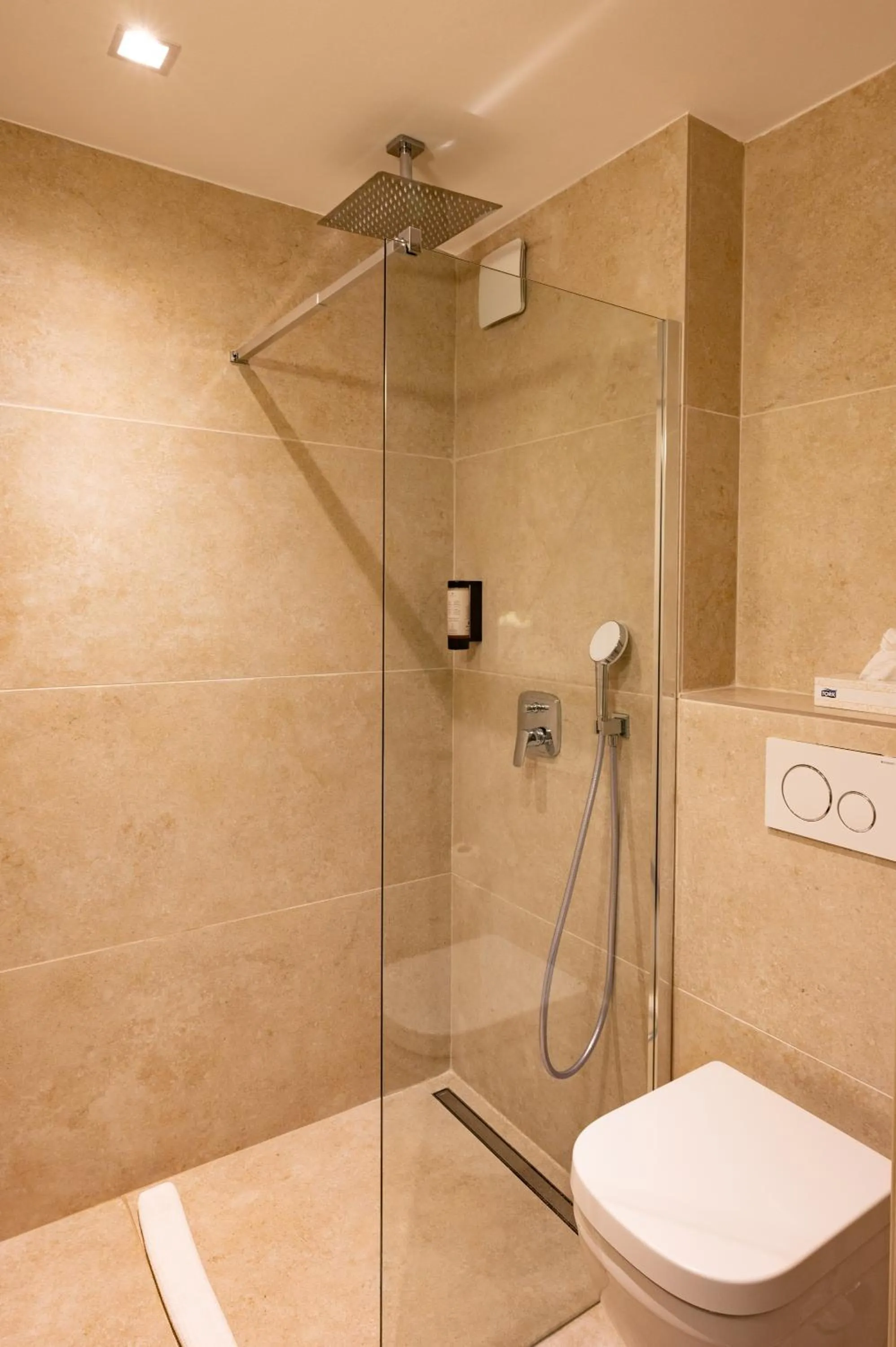 Bathroom in Hôtel l'Amandière