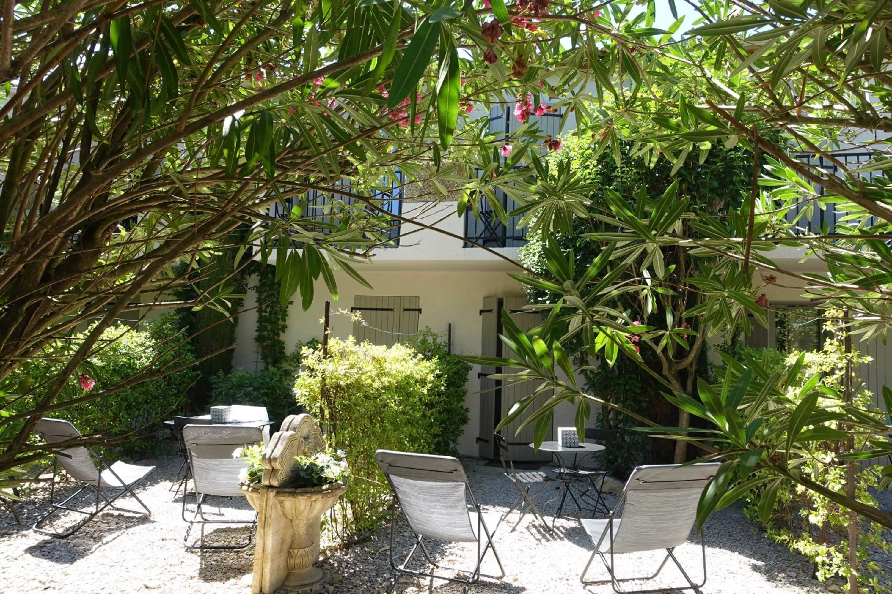 Patio in Hôtel l'Amandière