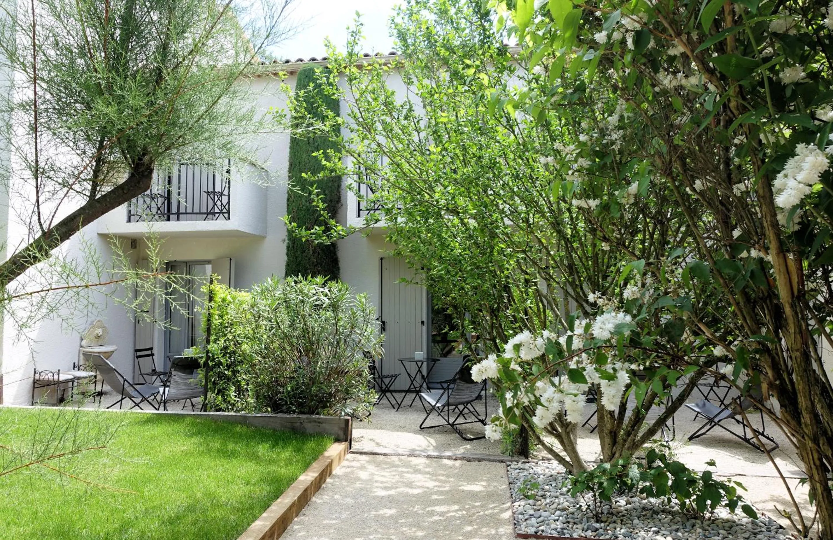 Patio in Hôtel l'Amandière