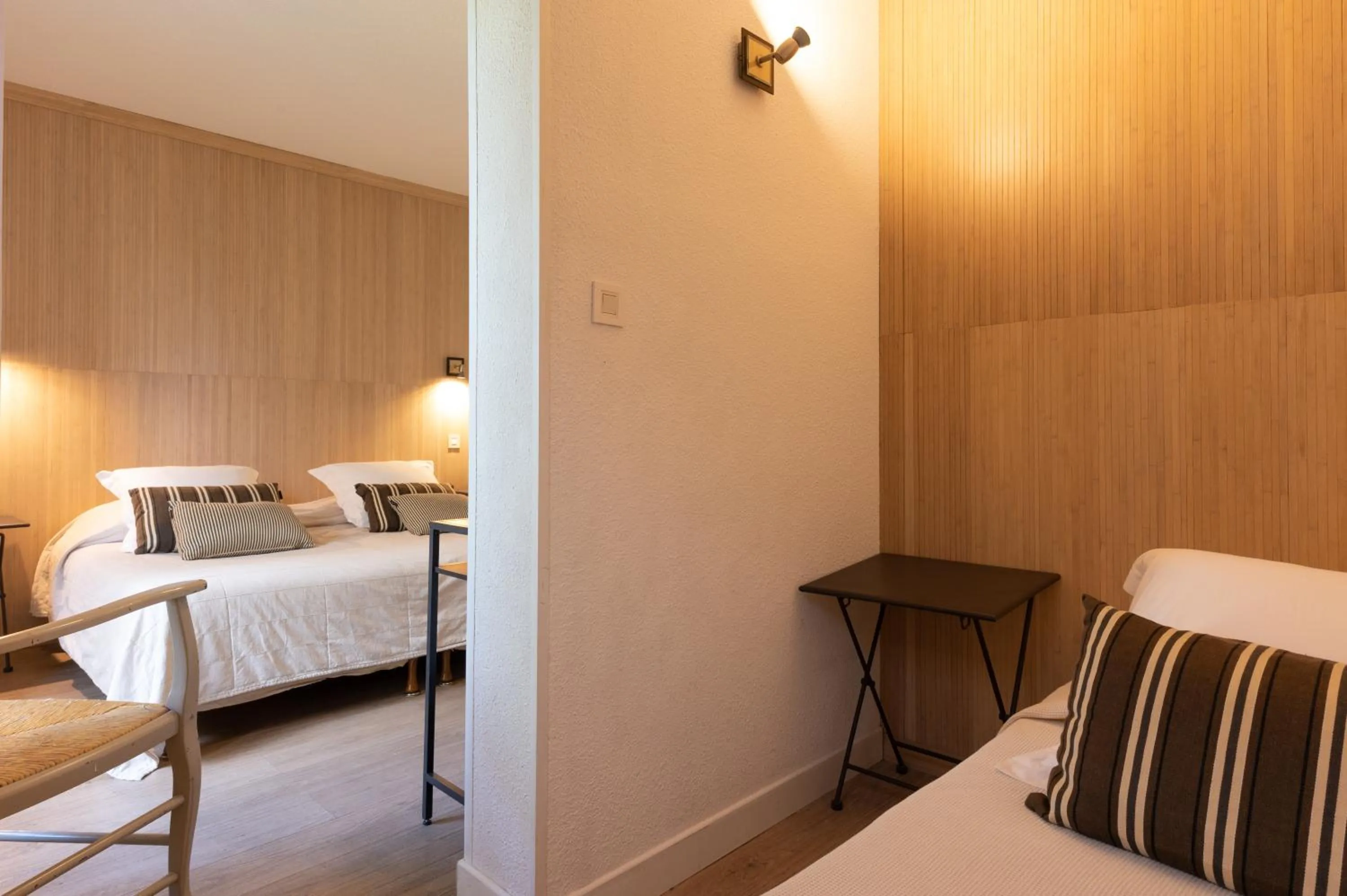 Living room, Bed in Hôtel l'Amandière