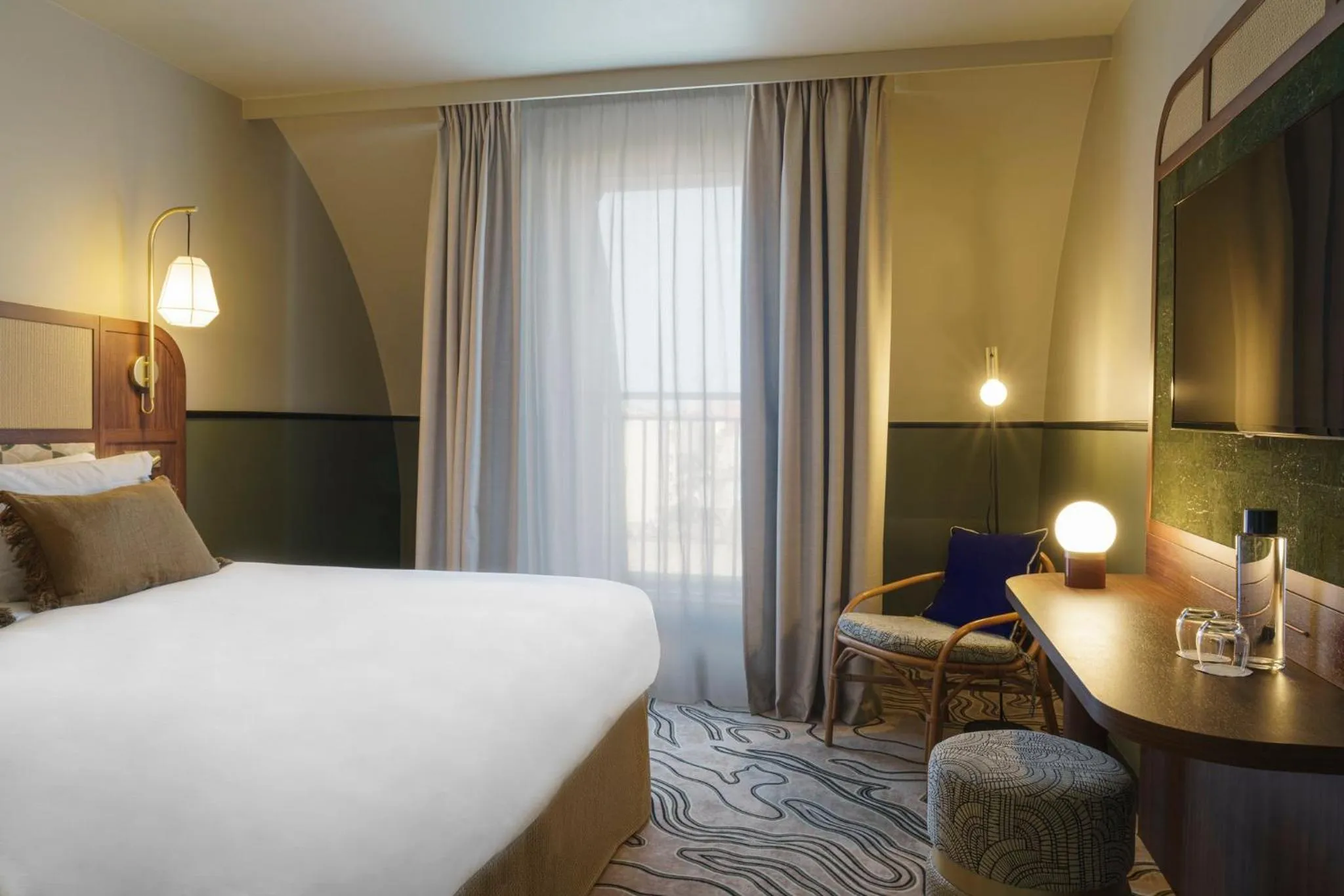 Photo of the whole room, Bed in voco Paris - Porte de Clichy by IHG
