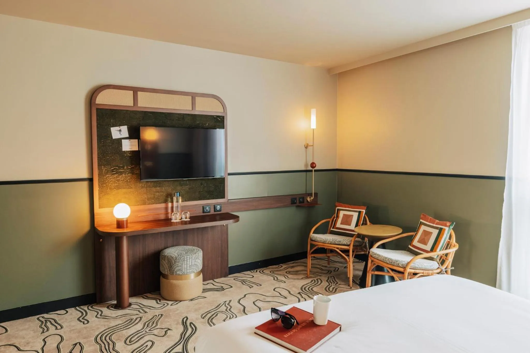 Photo of the whole room, Bed in voco Paris - Porte de Clichy by IHG