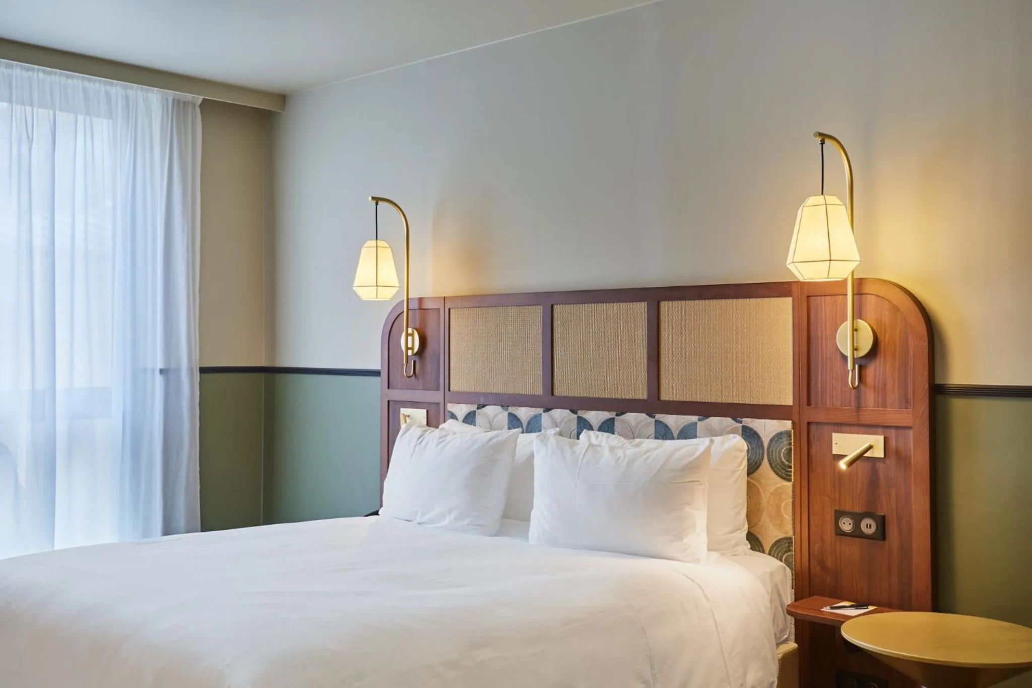 Photo of the whole room, Bed in voco Paris - Porte de Clichy by IHG
