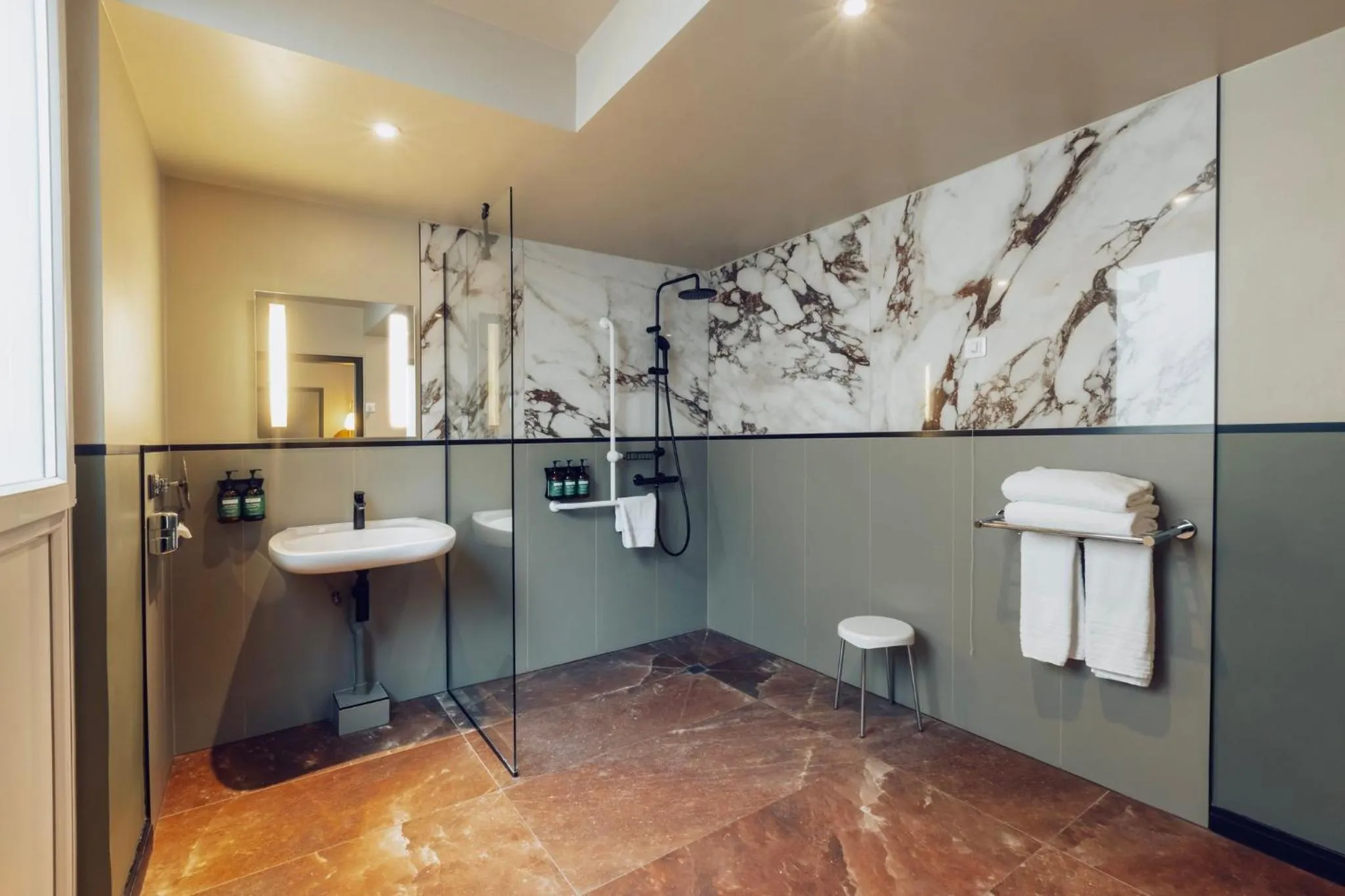 Photo of the whole room in Voco Paris - Porte de Clichy