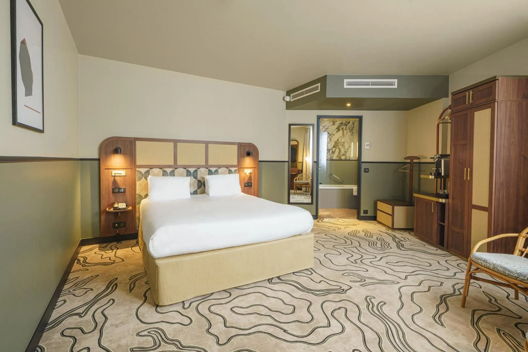 Photo of the whole room, Bed in voco Paris - Porte de Clichy by IHG