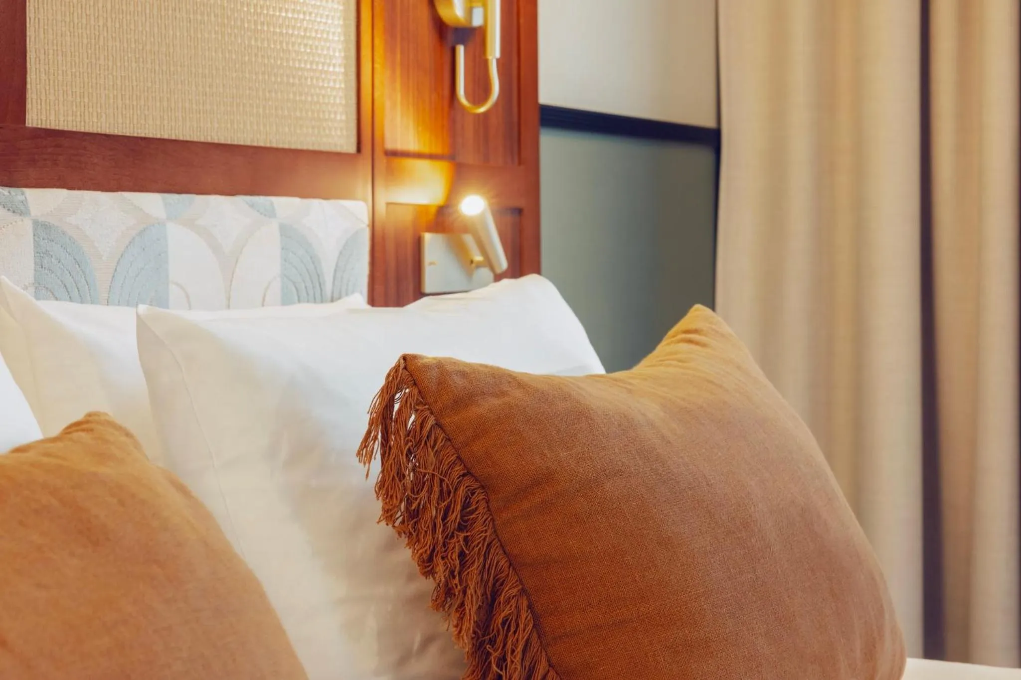 Photo of the whole room, Bed in Voco Paris - Porte de Clichy