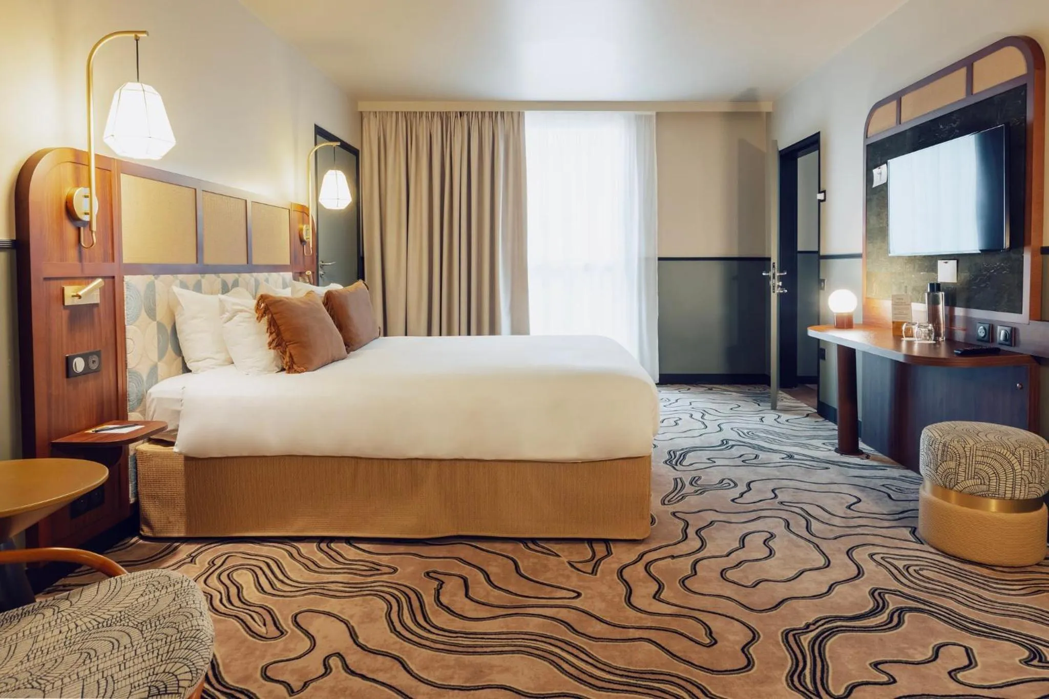 Photo of the whole room, Bed in Voco Paris - Porte de Clichy