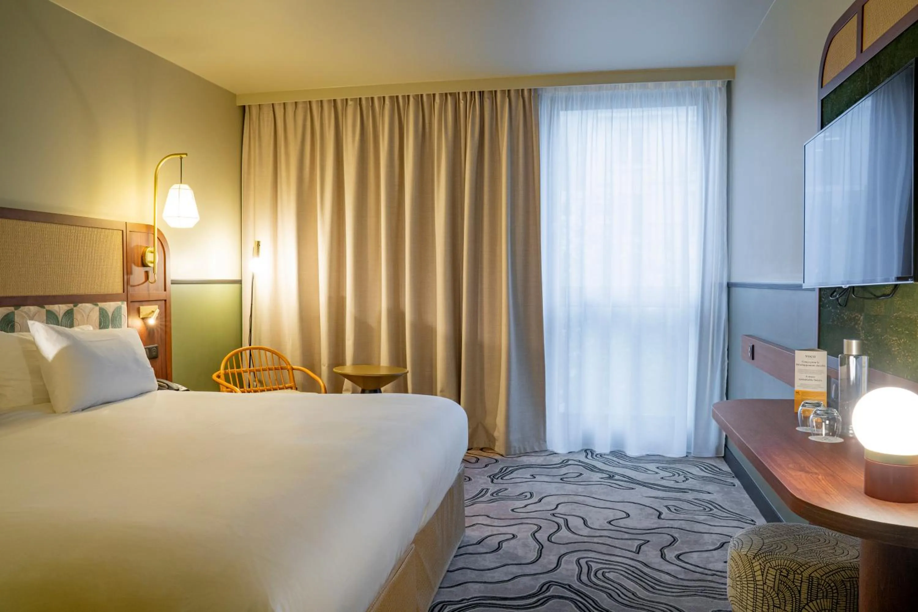 Photo of the whole room, Bed in voco Paris - Porte de Clichy by IHG