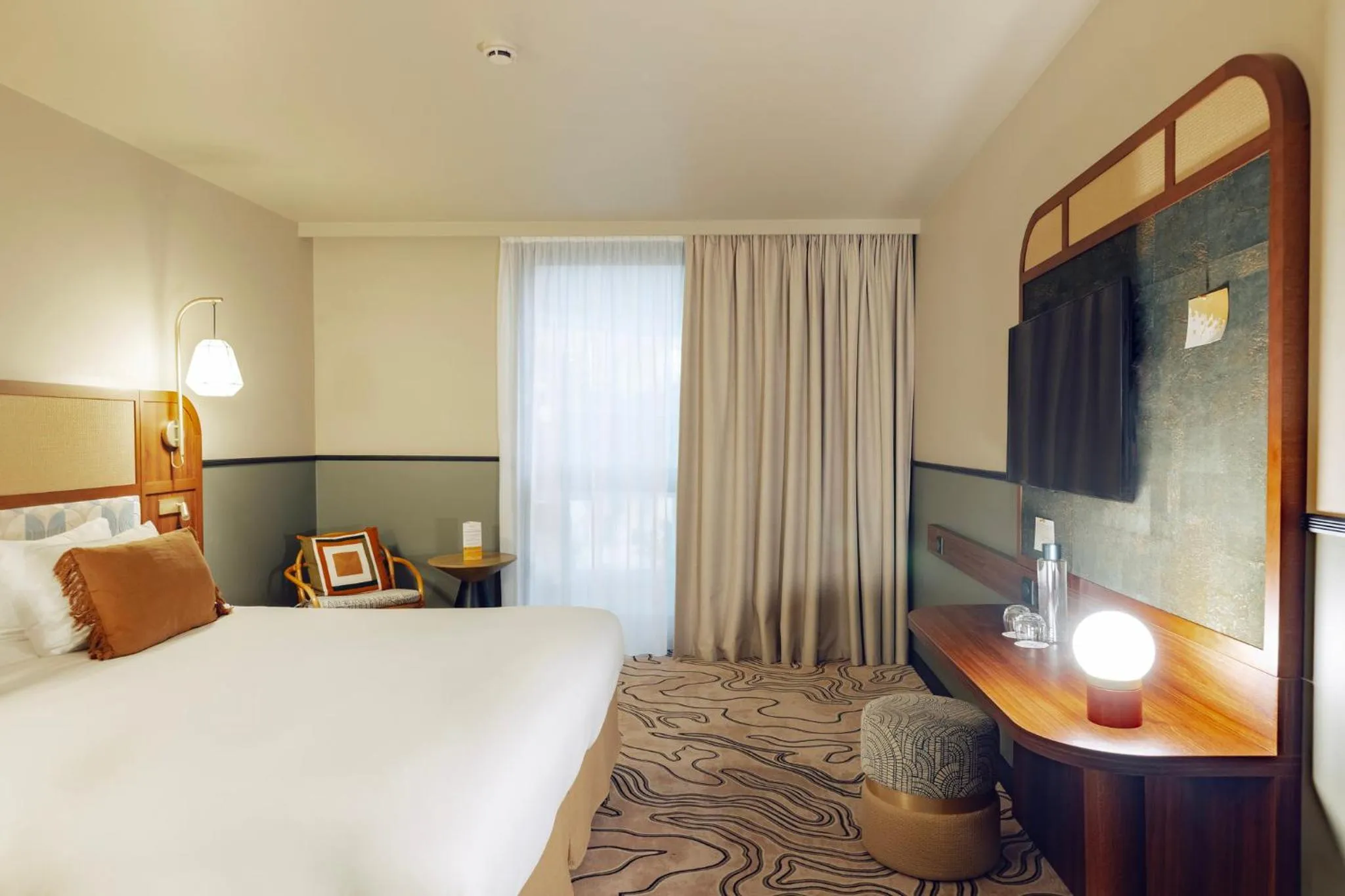 Photo of the whole room, Bed in Voco Paris - Porte de Clichy