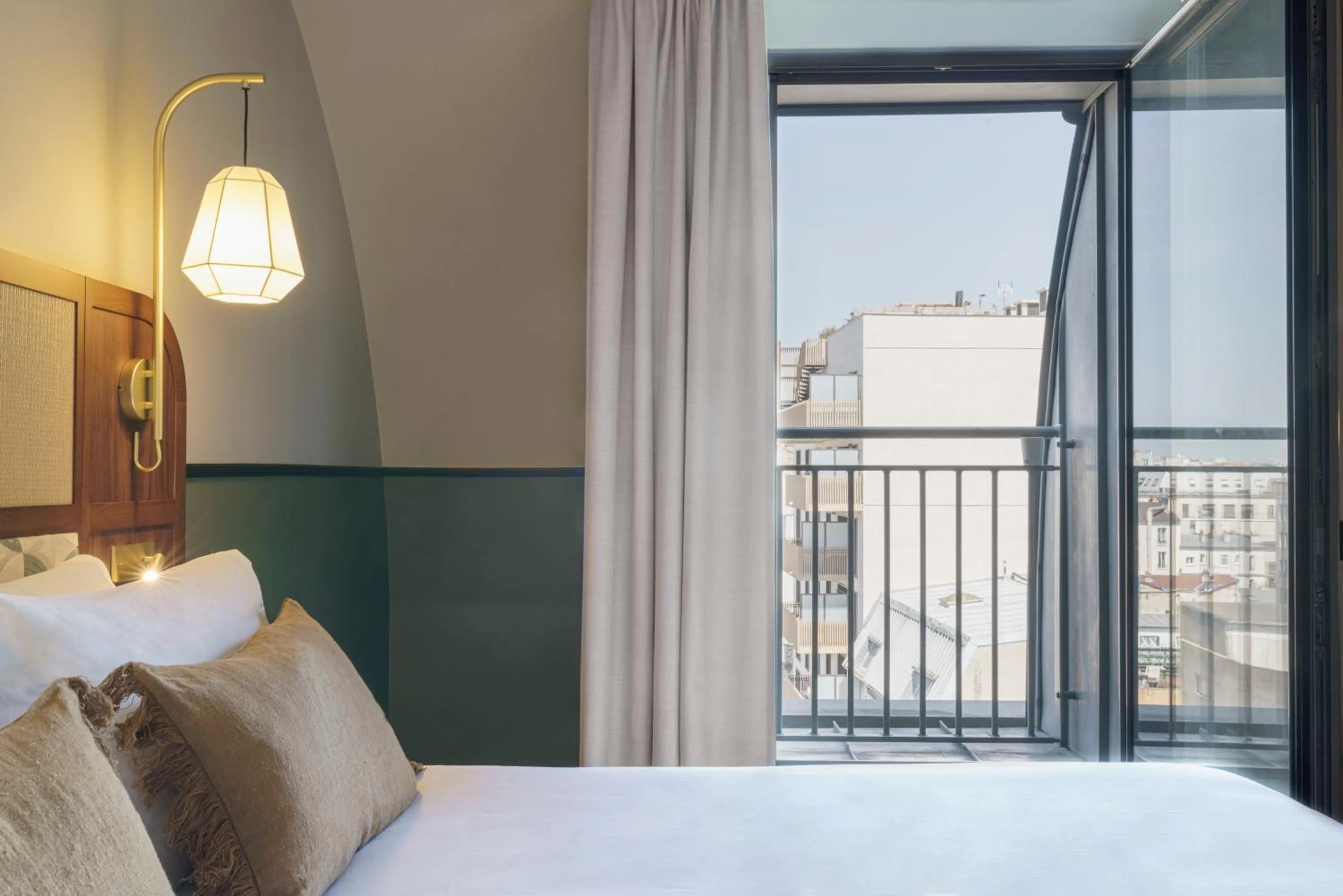 Balcony/Terrace, Bed in voco Paris - Porte de Clichy by IHG