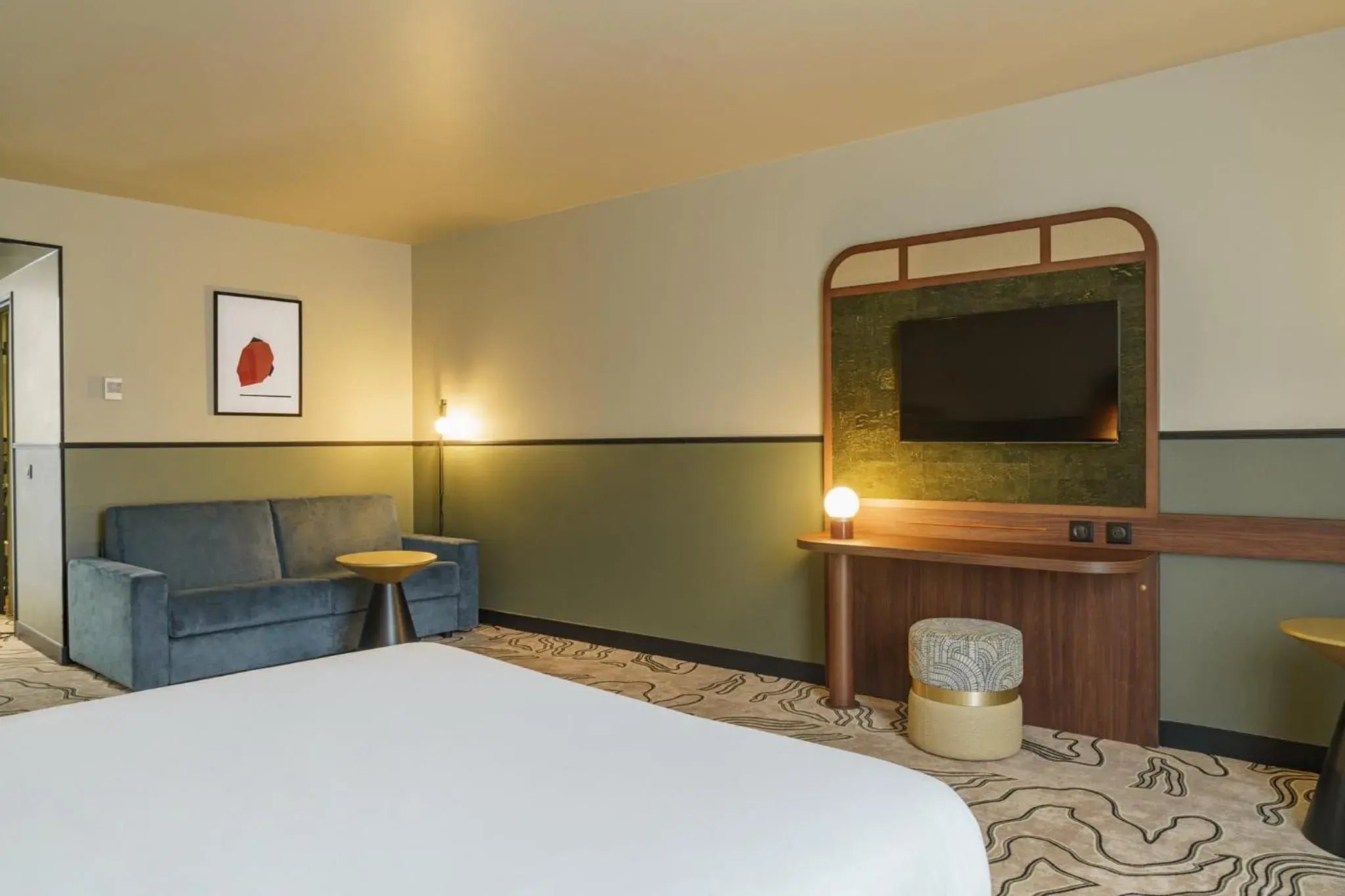 Bedroom, Bed in voco Paris - Porte de Clichy, an IHG Hotel