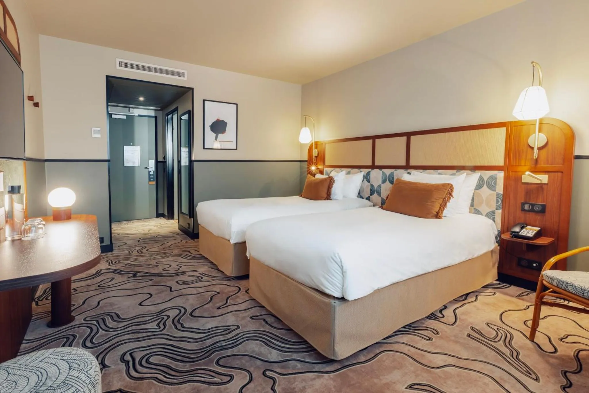 Photo of the whole room, Bed in Voco Paris - Porte de Clichy