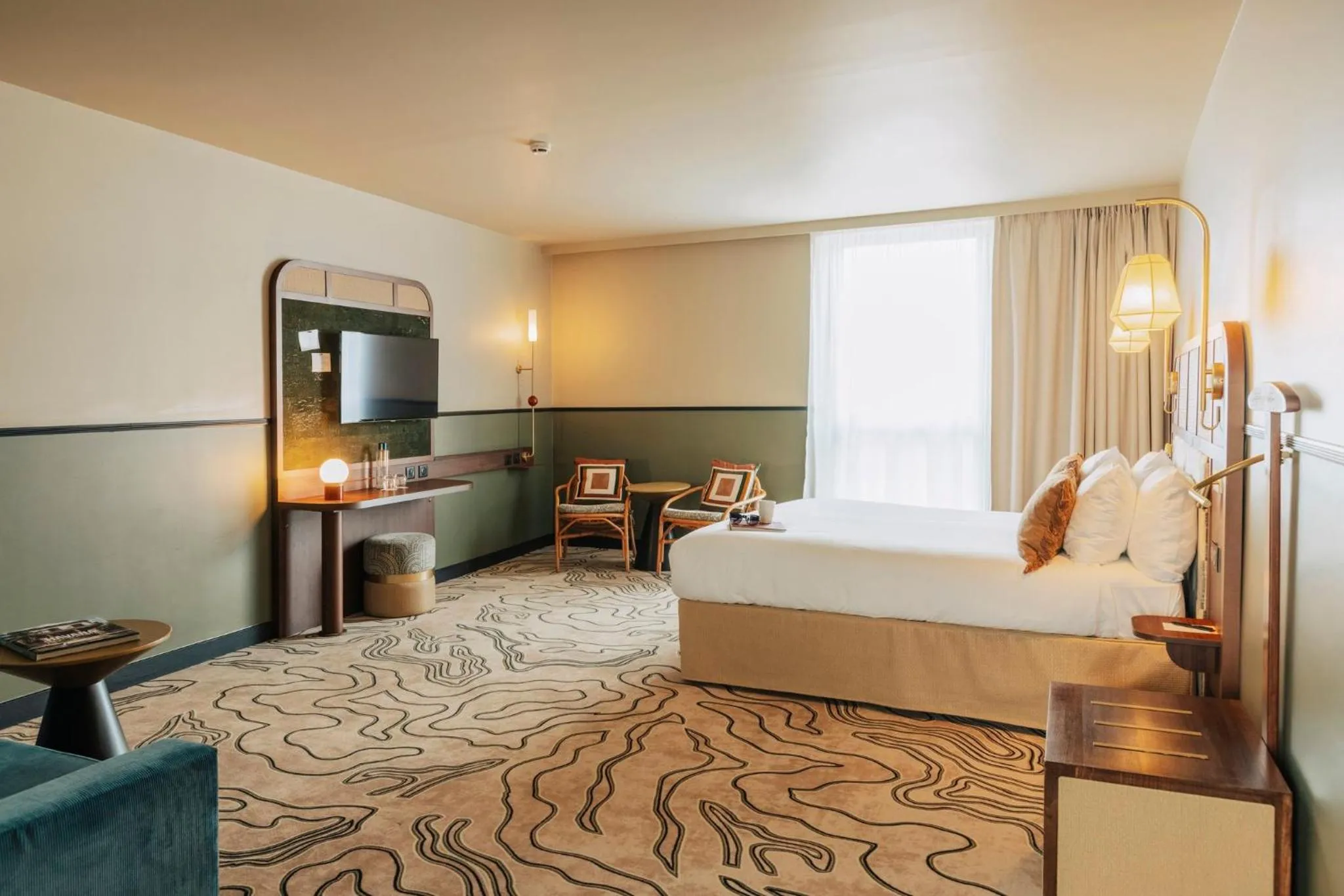 Photo of the whole room, Bed in voco Paris - Porte de Clichy by IHG