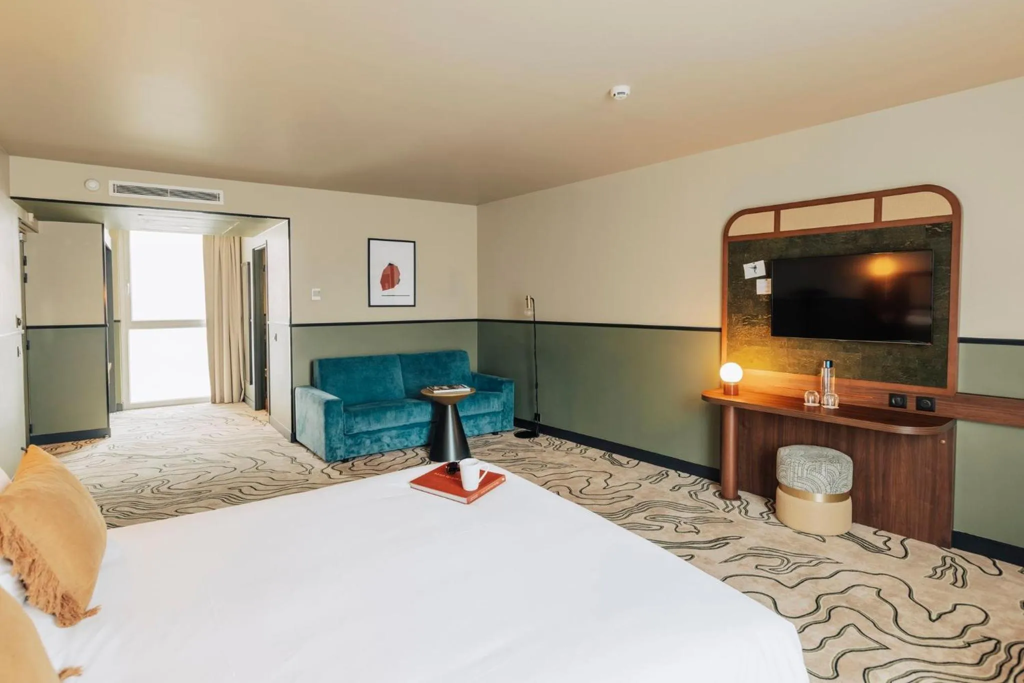 Photo of the whole room, Bed in voco Paris - Porte de Clichy by IHG