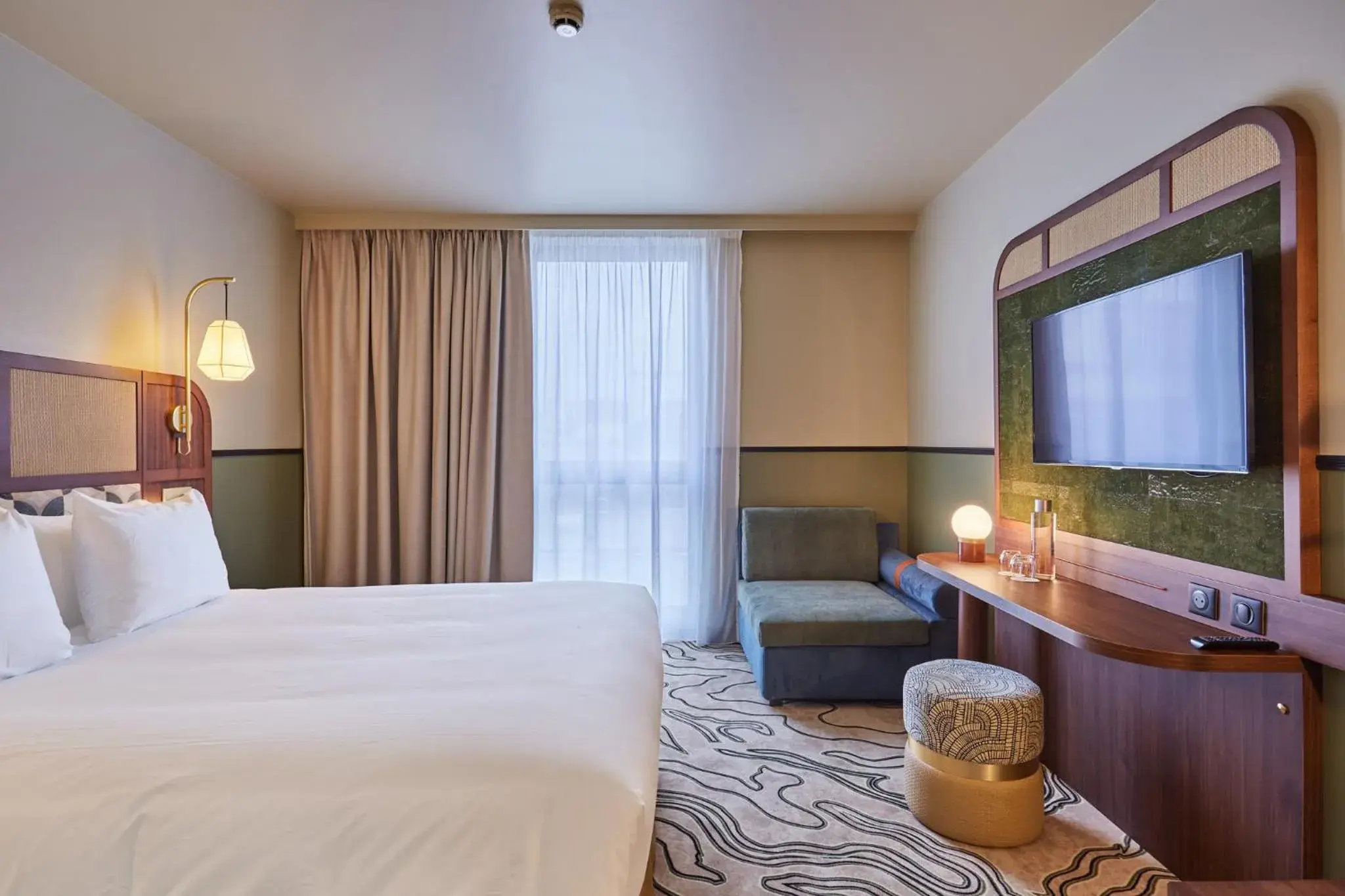 Bedroom, Bed in voco Paris - Porte de Clichy, an IHG Hotel