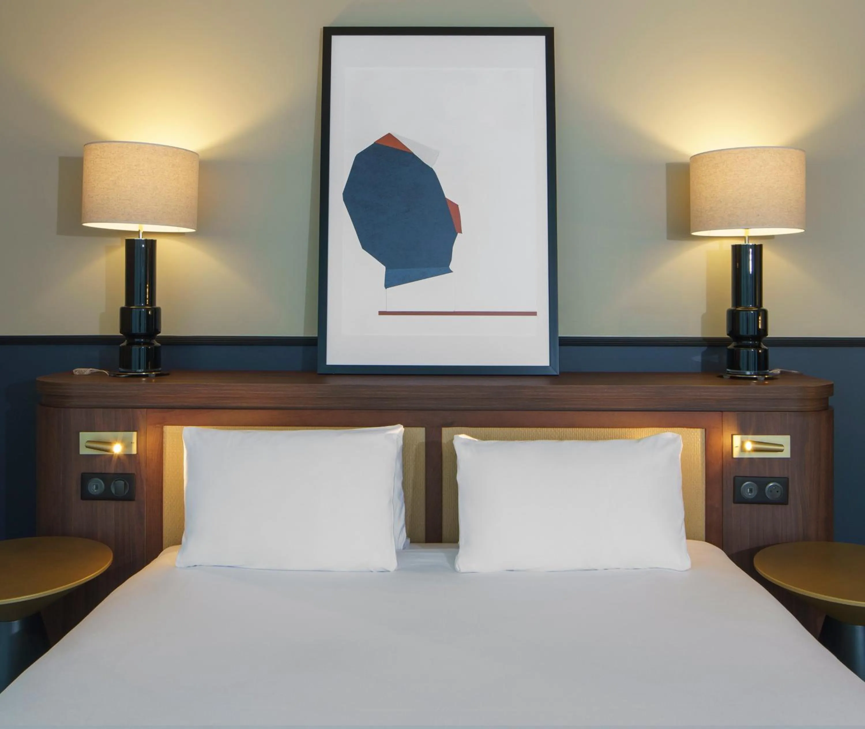 Photo of the whole room, Bed in voco Paris - Porte de Clichy by IHG