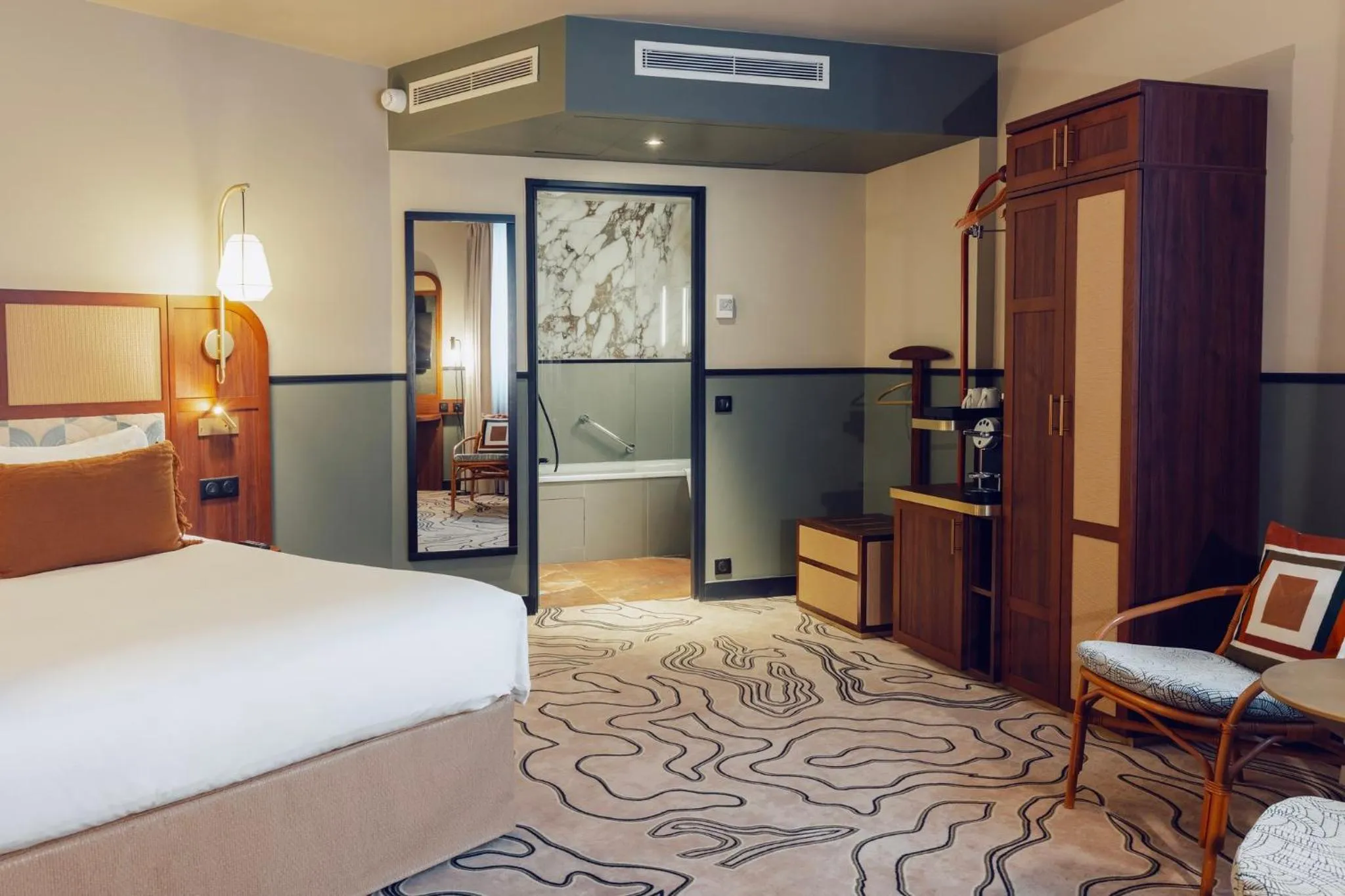 Photo of the whole room, Bed in Voco Paris - Porte de Clichy