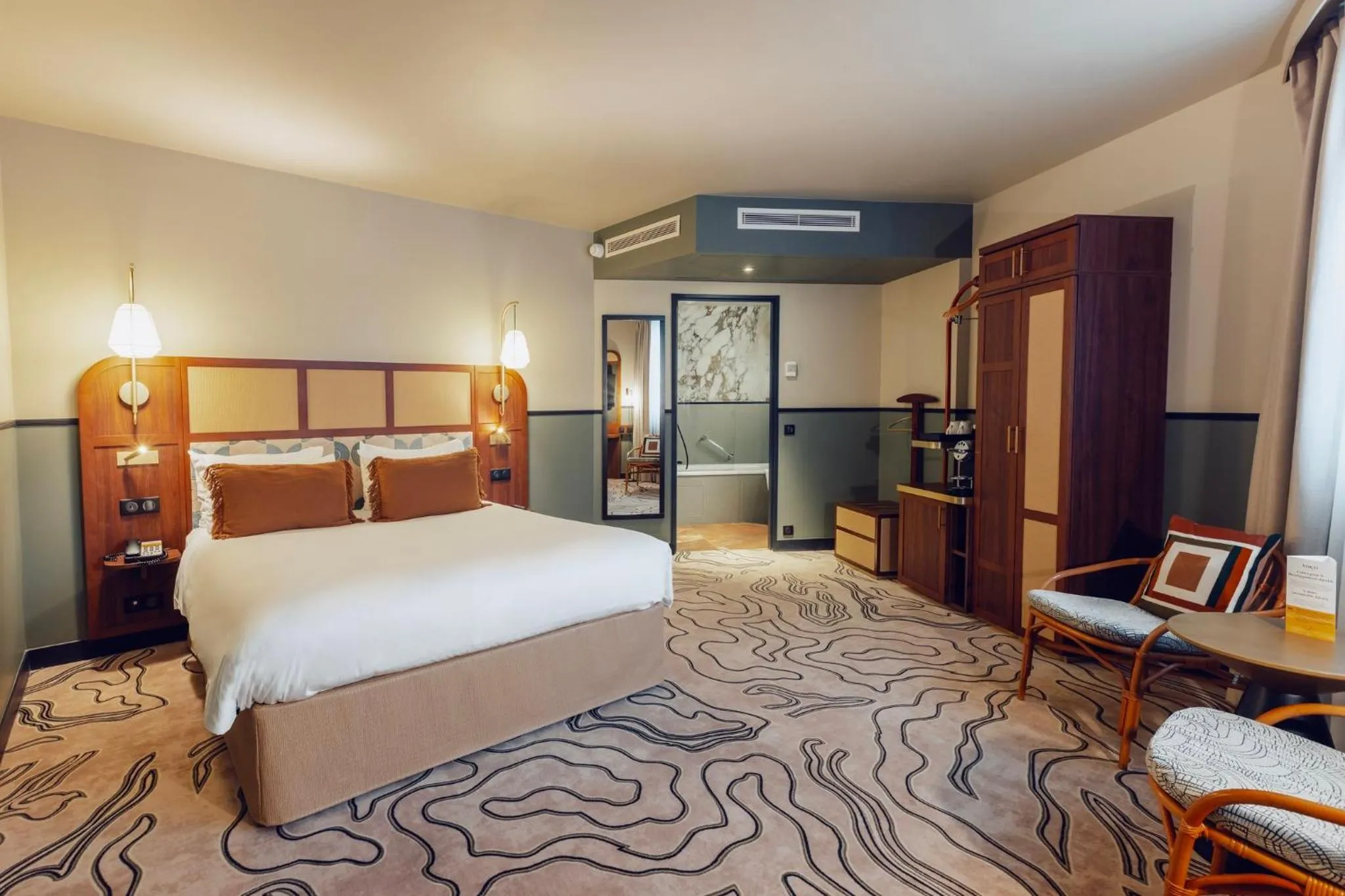 Photo of the whole room, Bed in Voco Paris - Porte de Clichy