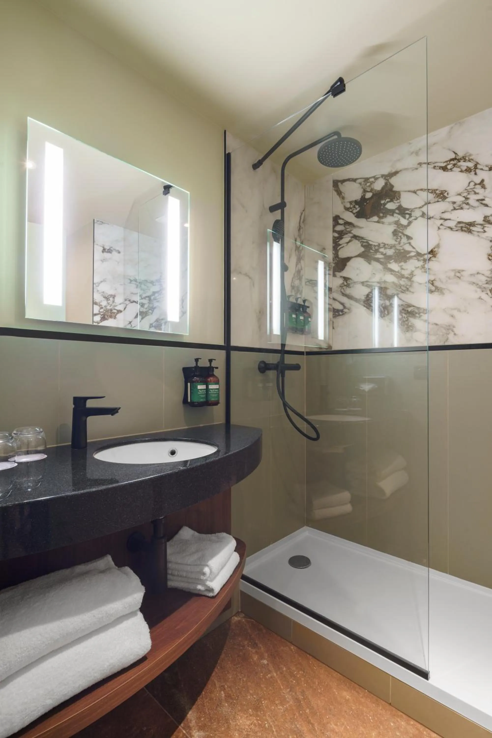 Shower in voco Paris - Porte de Clichy by IHG