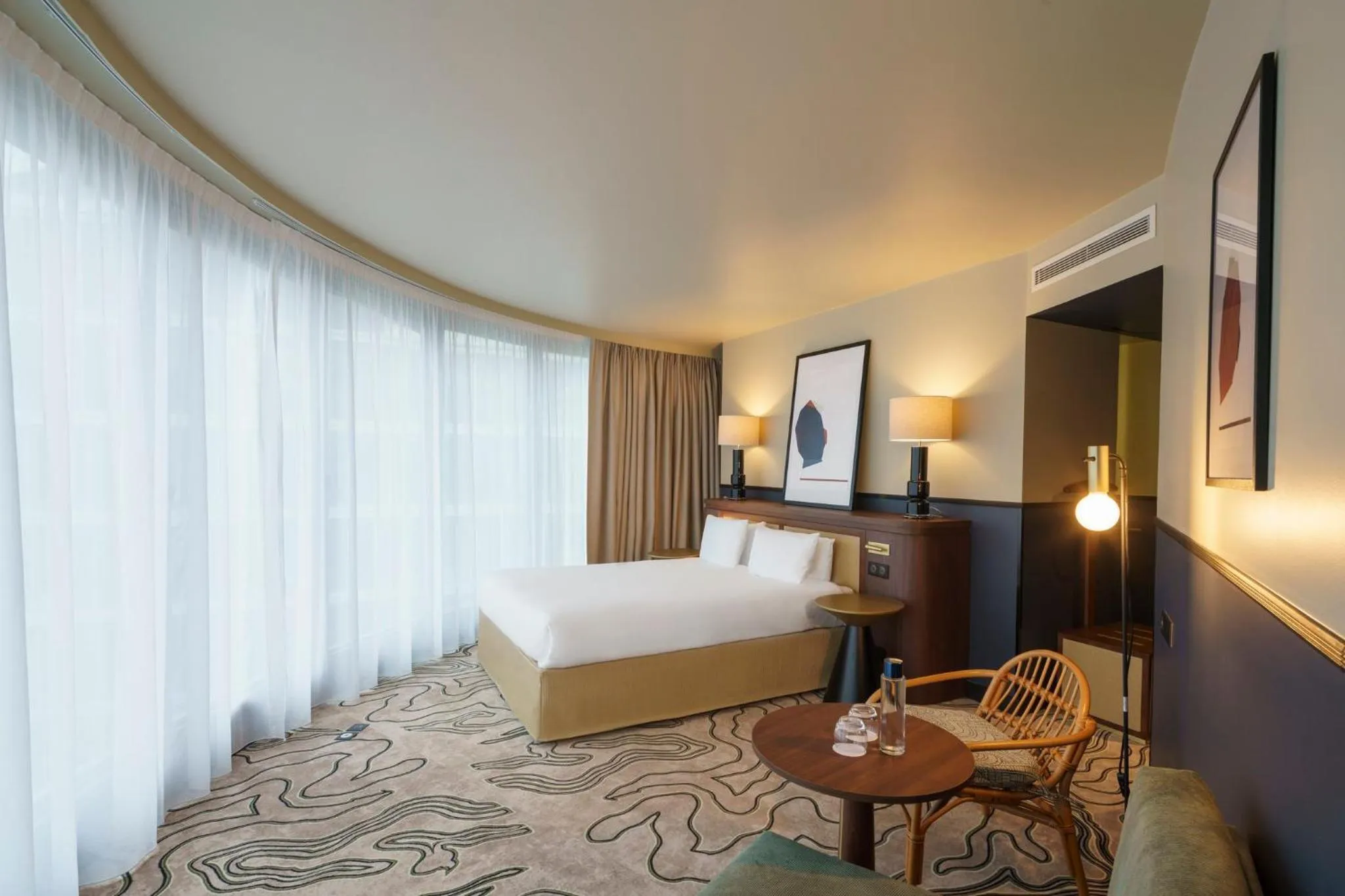 Photo of the whole room, Bed in voco Paris - Porte de Clichy by IHG