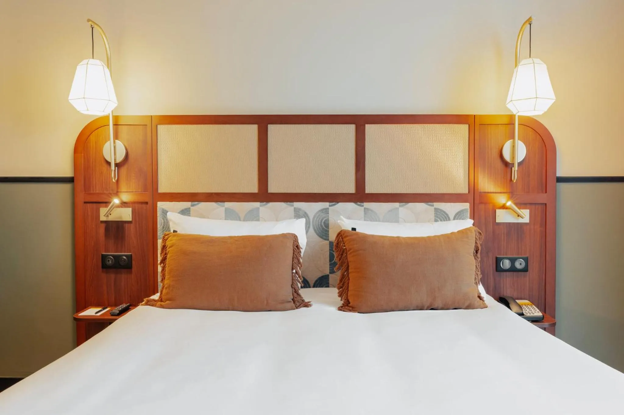 Photo of the whole room, Bed in Voco Paris - Porte de Clichy