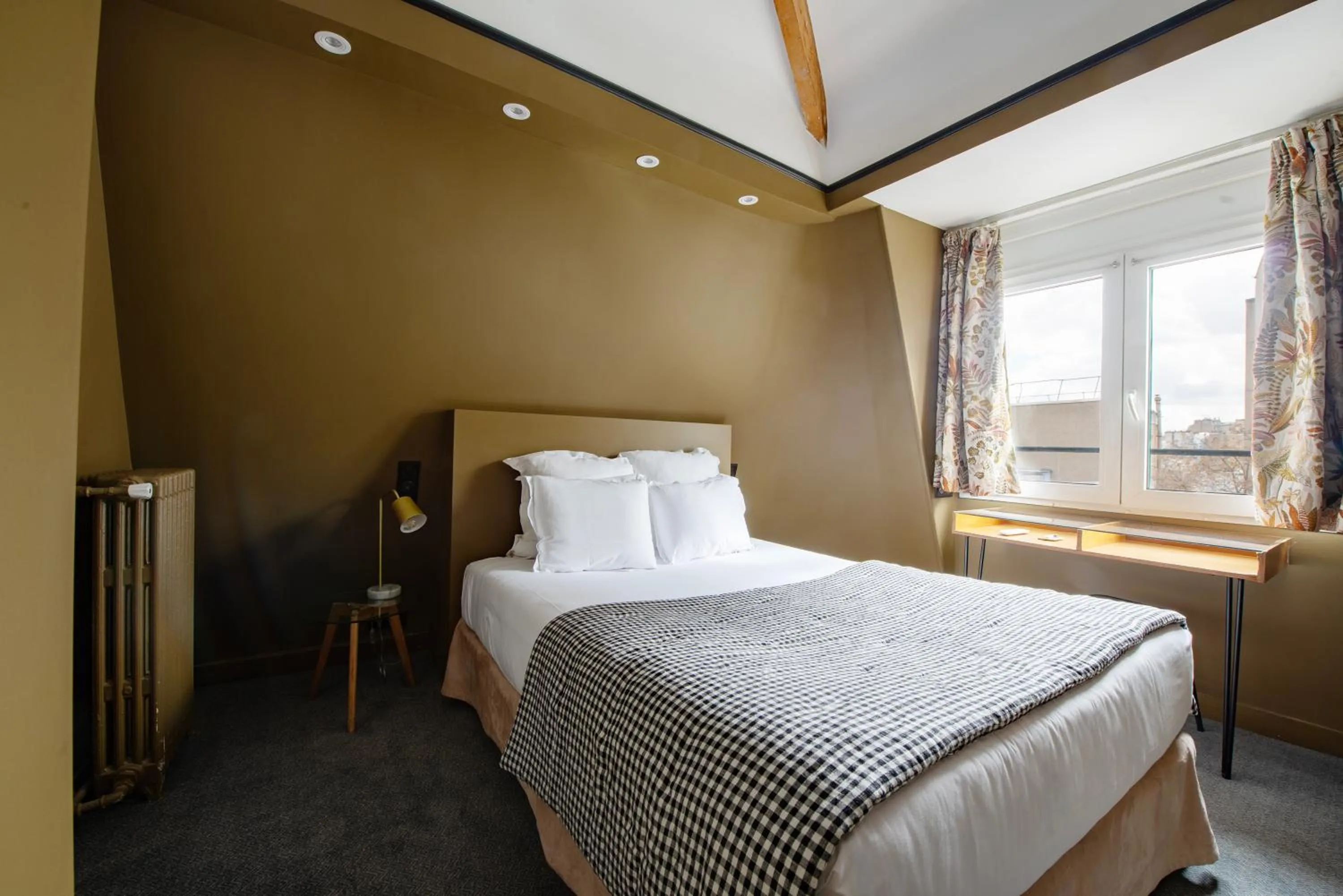 Bedroom in Hôtel des Batignolles