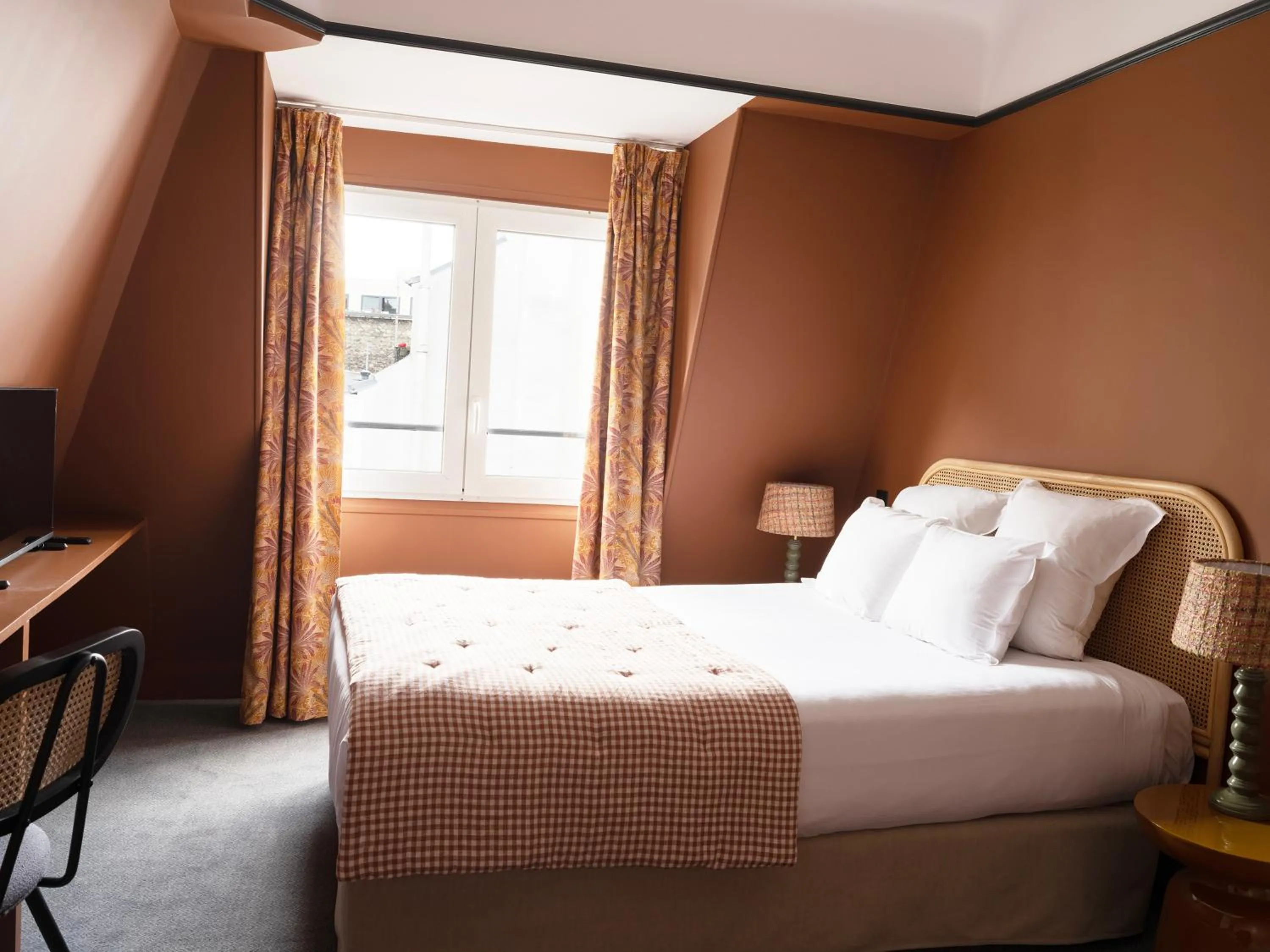 Bedroom in Hôtel des Batignolles