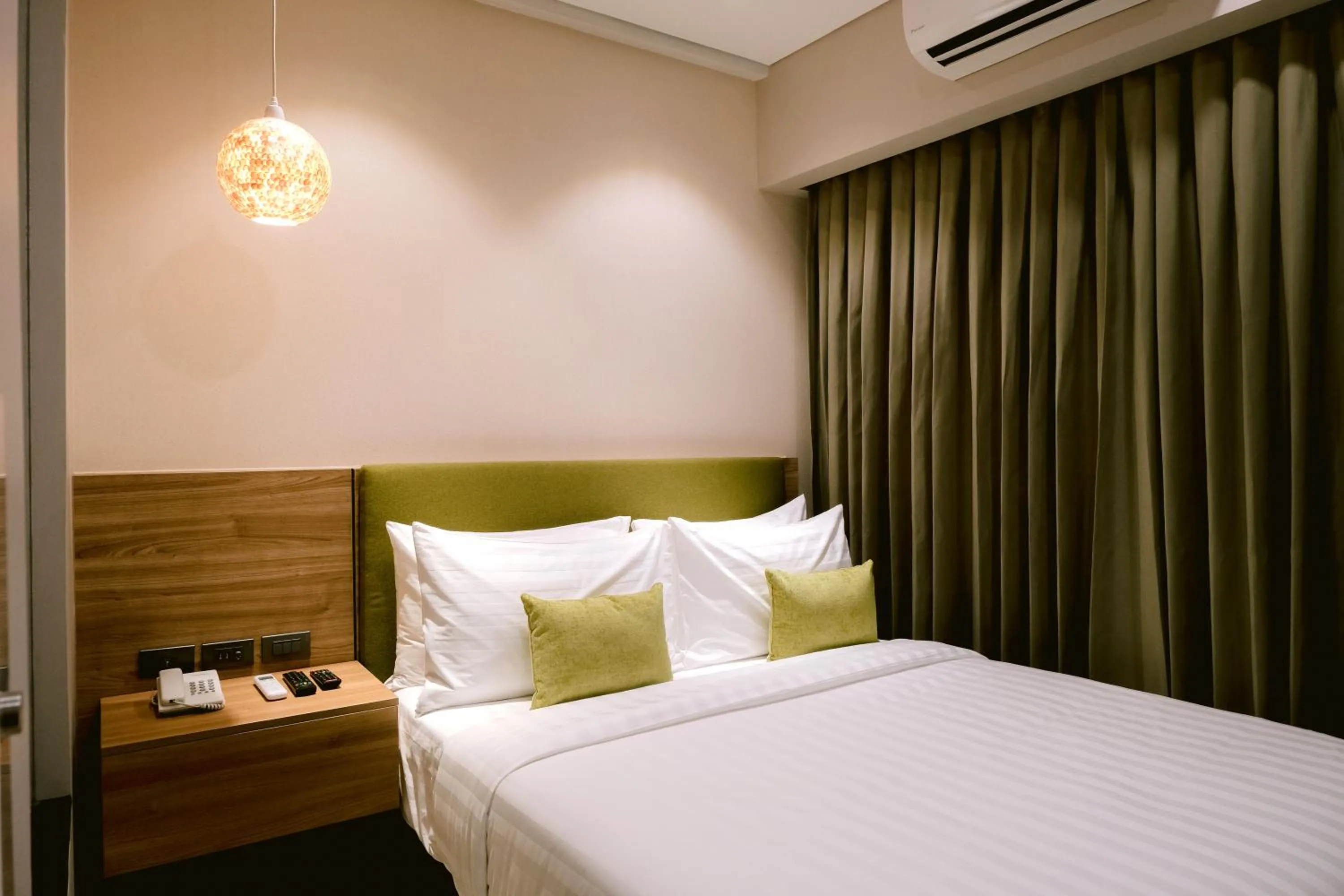 Restaurant/places to eat, Bed in Goldberry Suites and Hotel Cebu