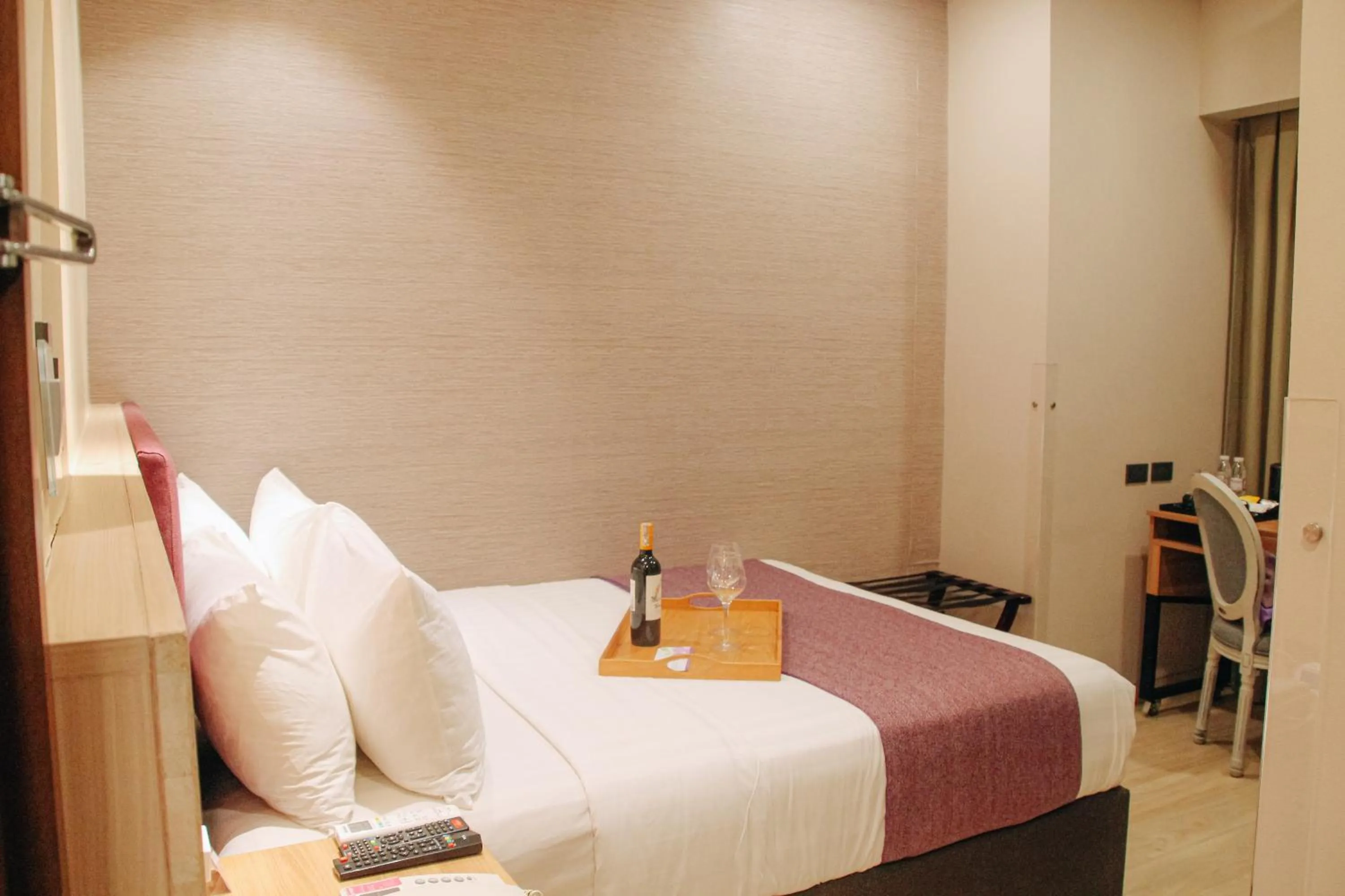 Bed in Goldberry Suites and Hotel Cebu