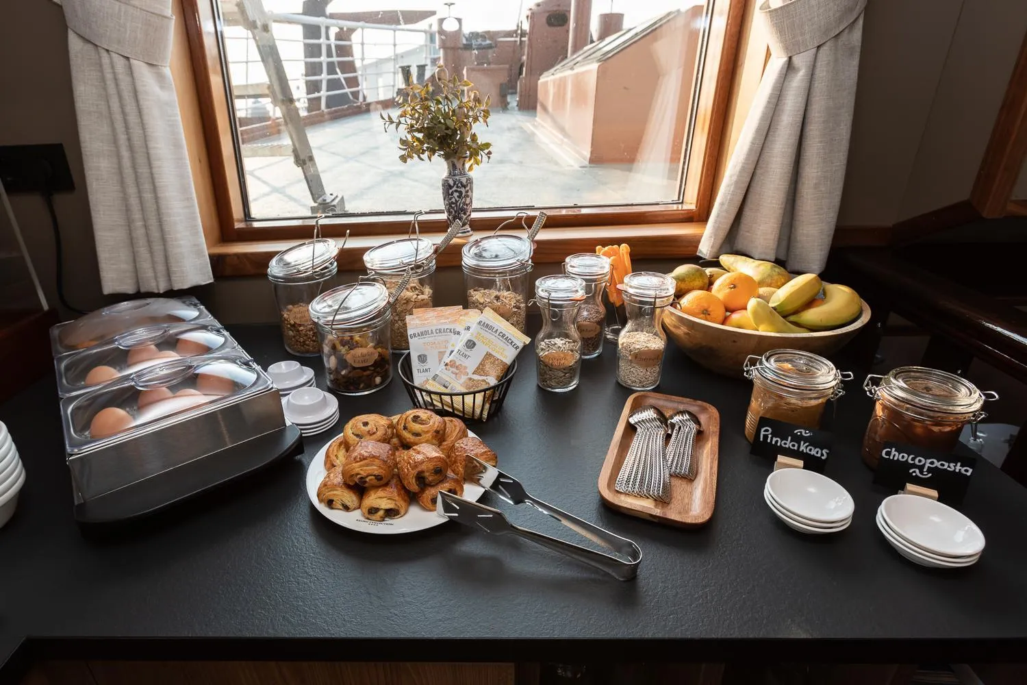 Breakfast in Hotelboot Koningin Emma I Kloeg Collection